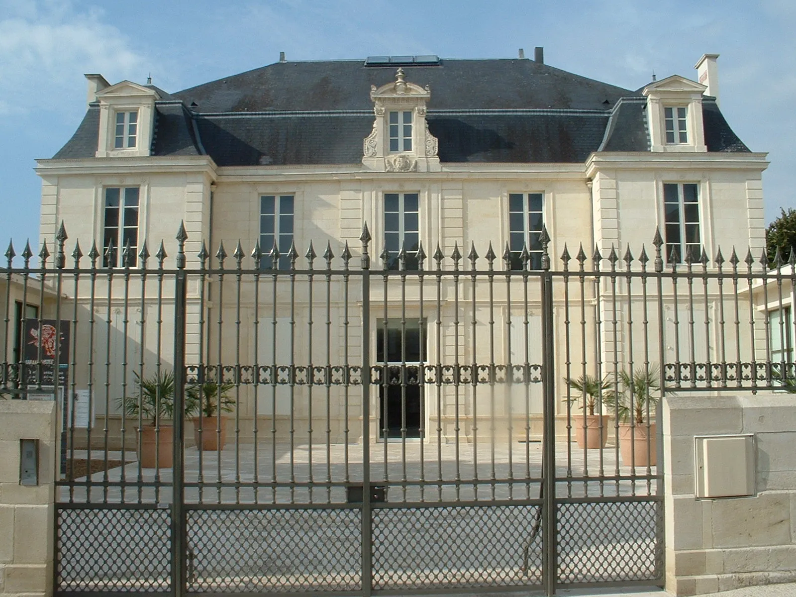 Photo showing: Hôtel de Hausen abritant le Musée des Cordeliers à St Jean d'Angely (Charente-Maritime - France).
