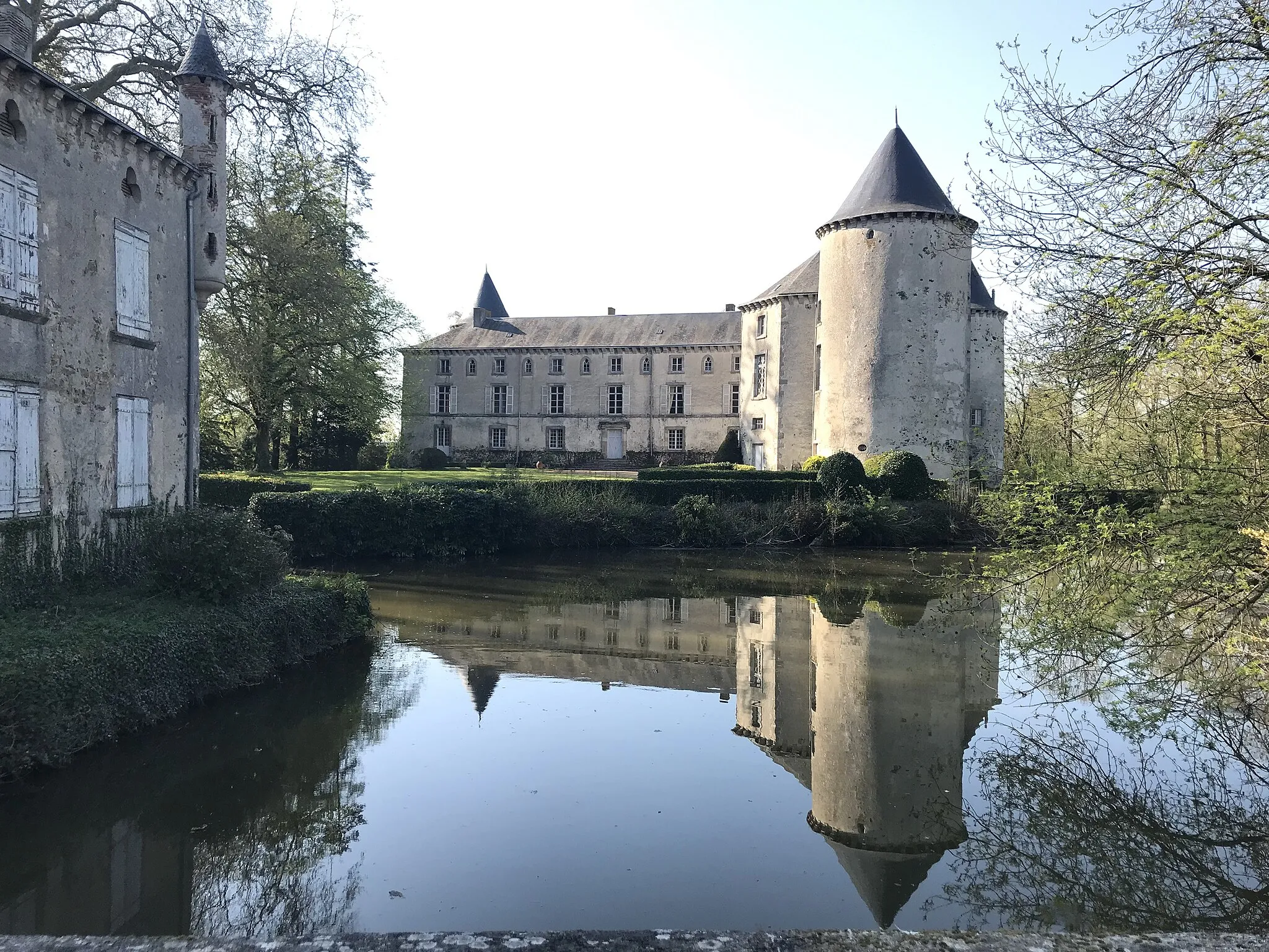 Photo showing: Vue du château sur ses façades intérieures avec sa Conciergerie au premier plan