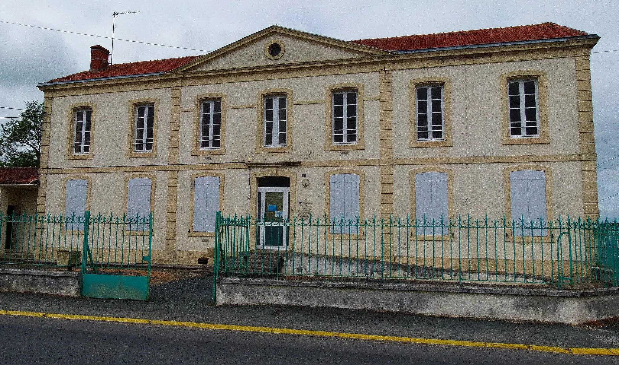 Photo showing: L'ancienne maréchaussée inaugurée en 1878 à Aigrefeulle d'Aunis