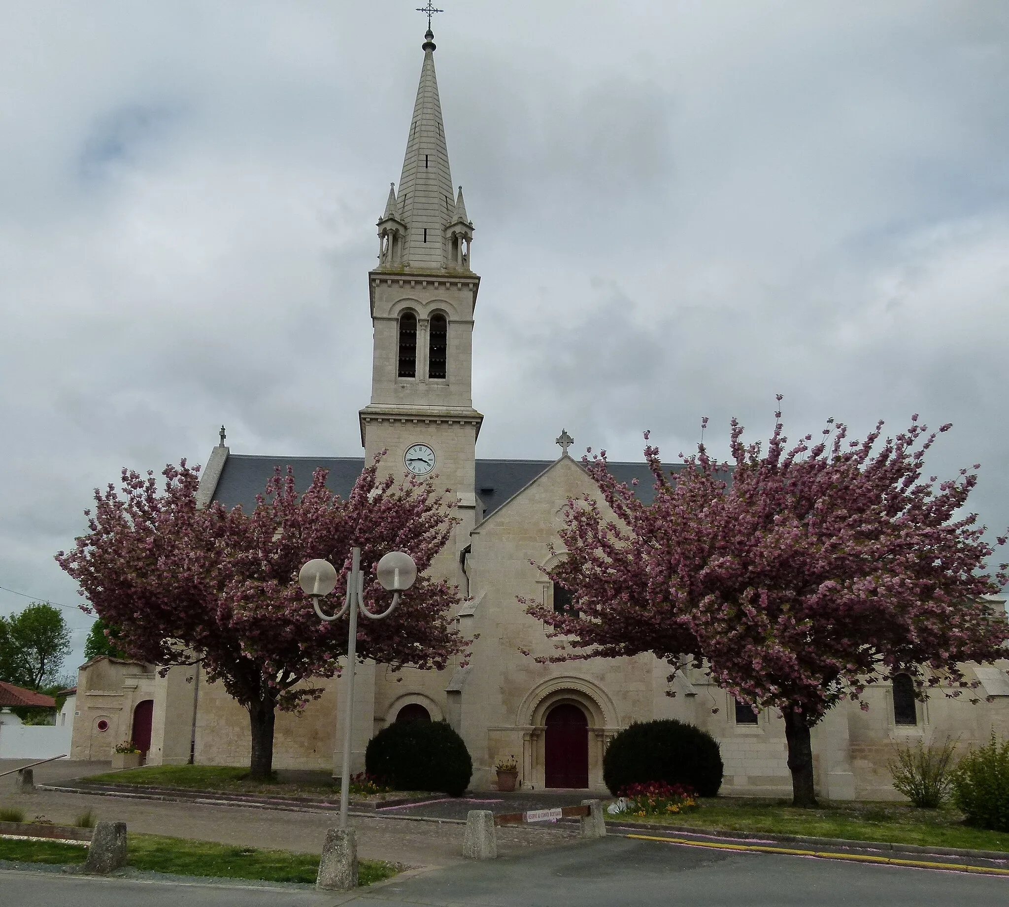Photo showing: L'église Saint-Étienne d'Aigrefeuille vue depuis la place de la République, côté sud.