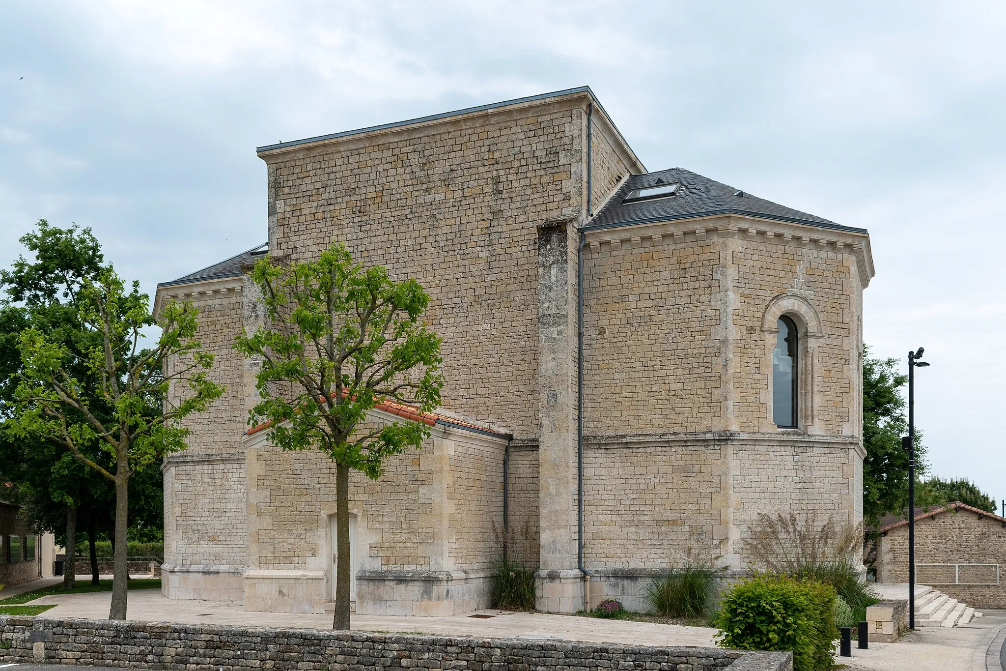 Photo showing: Rear view of the Protestant Temple in Chauray