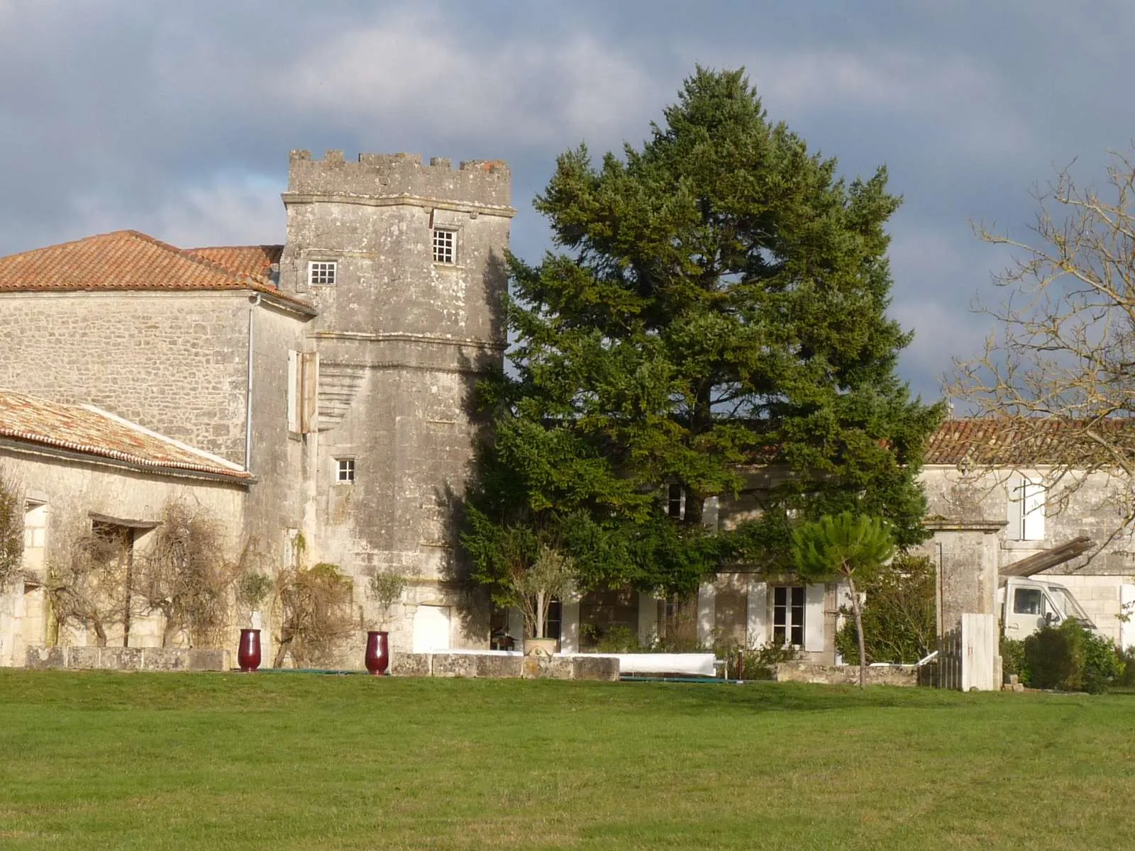 Photo showing: logis de Bois-Menu, L'Isle-d'Espagnac, Charente, France