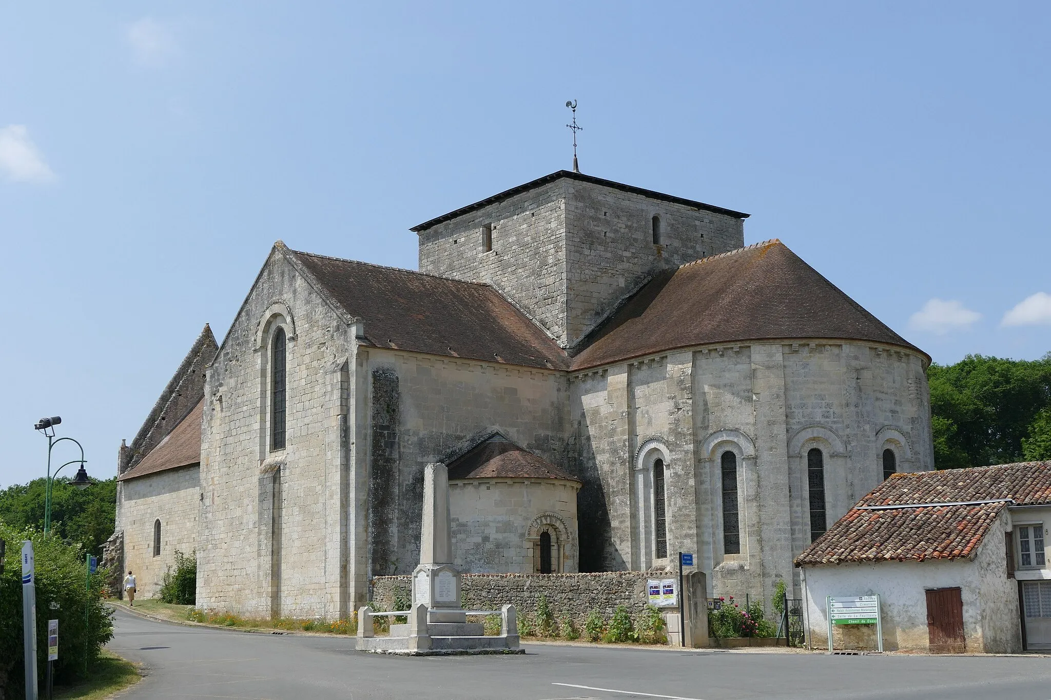 Photo showing: Our Lady's abbatial church in Fontaine-le-Comte (Vienne, Poitou-Charentes, France).