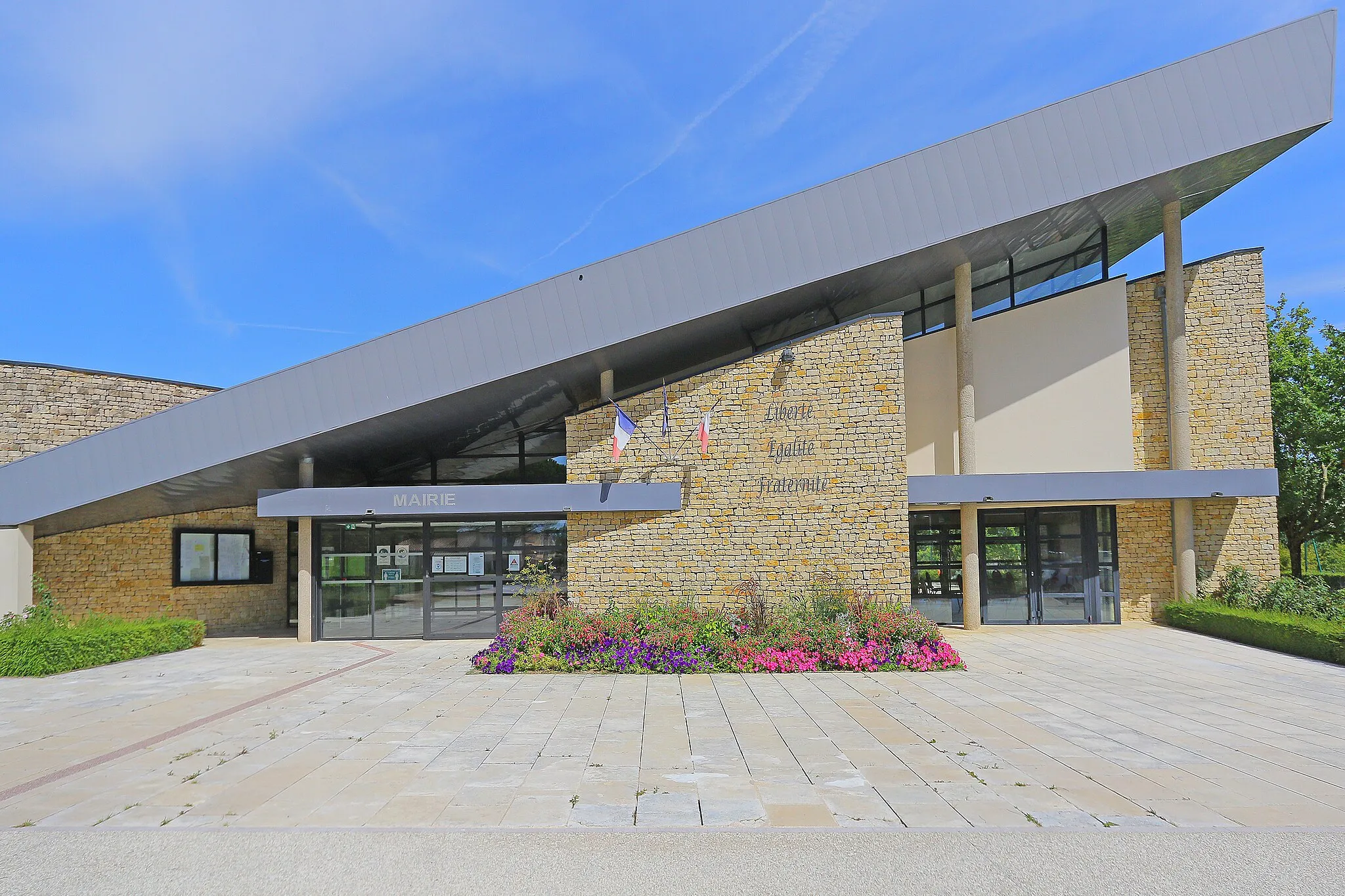 Photo showing: Vue de la mairie de Fontaine-le-Comte