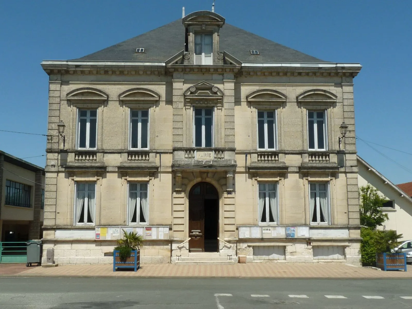 Photo showing: mairie de St-Aigulin (Charente-Maritime, France)