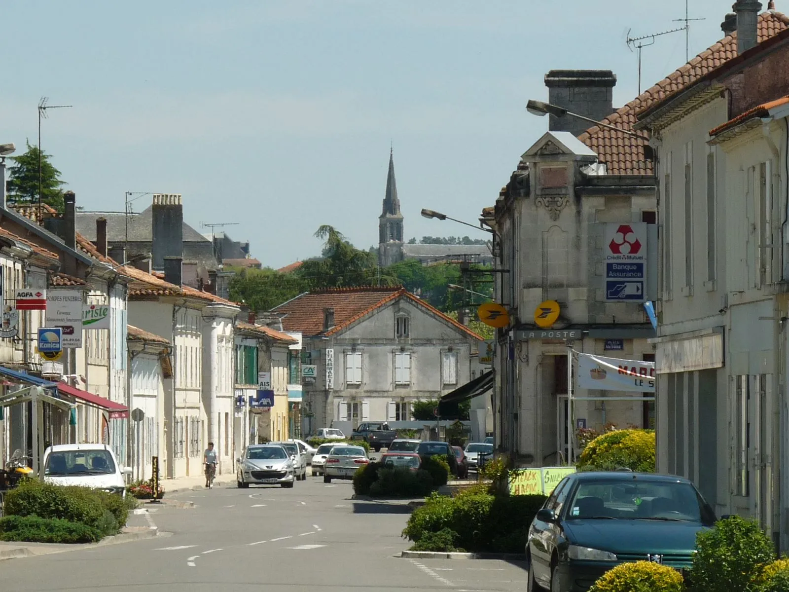 Photo showing: rue principale de St-Aigulin (Charente-Maritime, France); au loin le clocher de l'église de La Roche-Chalais (Dordogne).