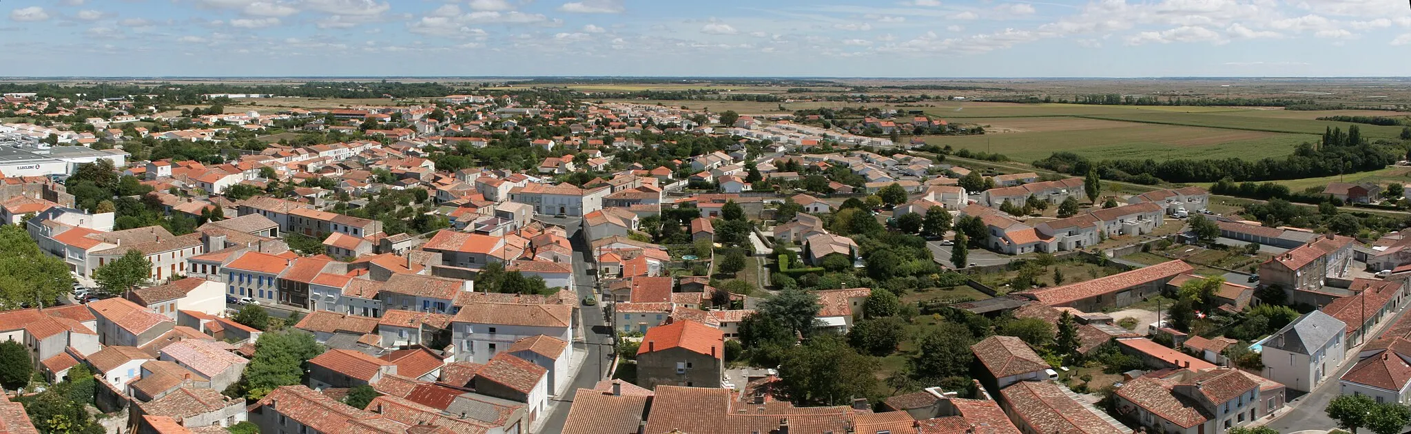 Photo showing: Panoramic view of the town of Marennes, France, taken from the tower of the Saint-Pierre-de-Sales Church, pointing East.