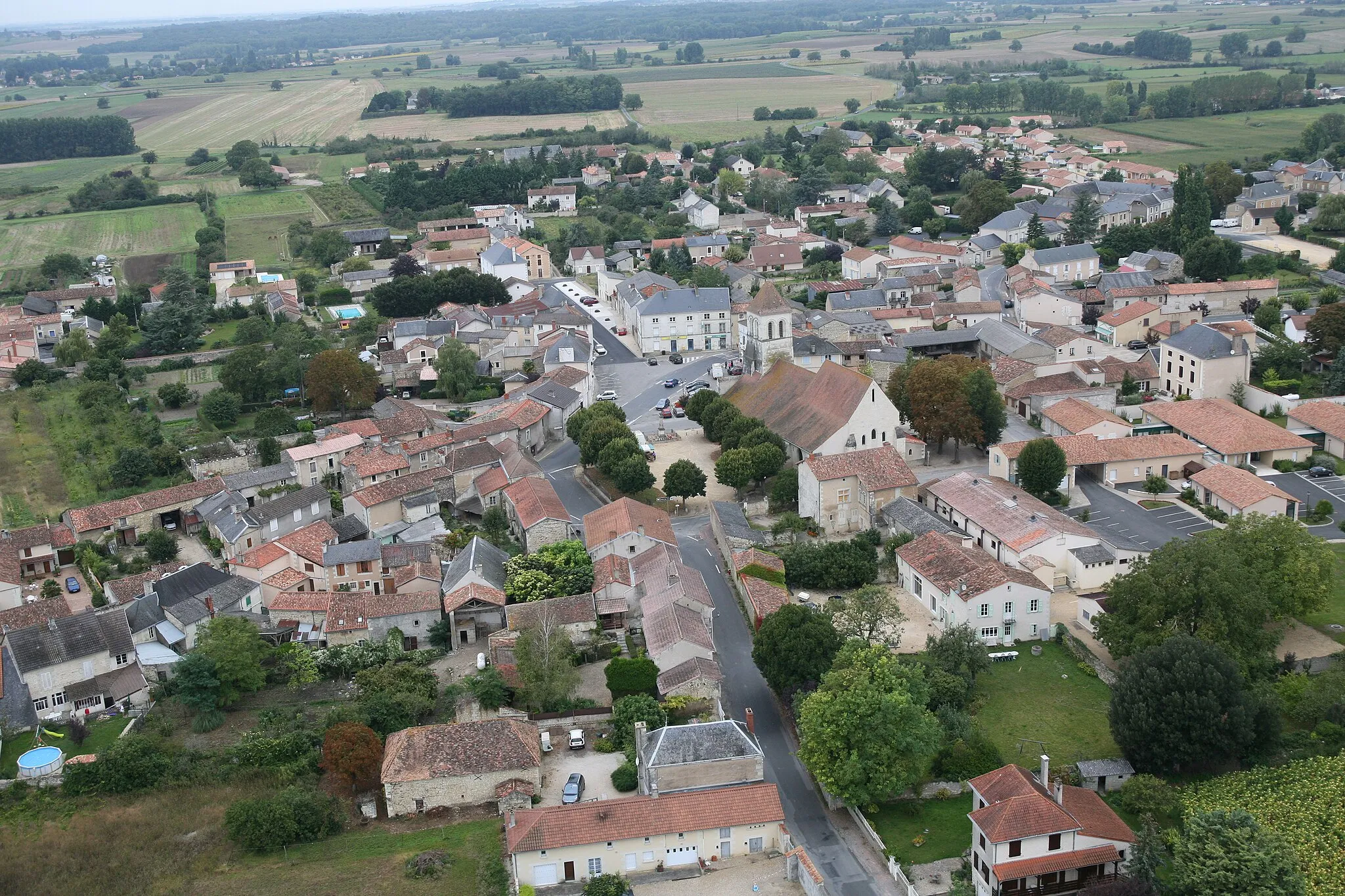 Photo showing: Vendeuvre du Poitou vue du ciel