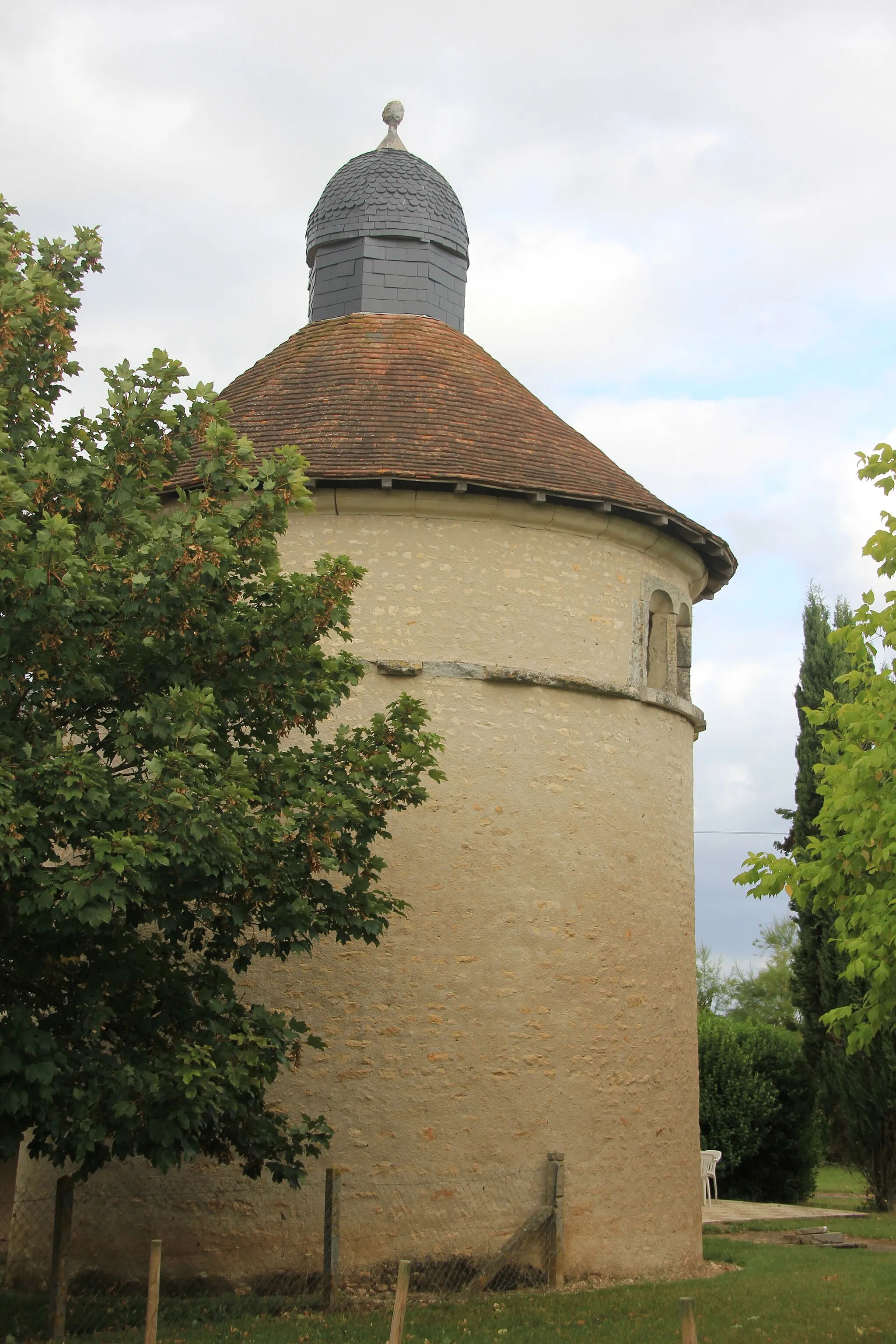 Photo showing: This building is indexed in the base Mérimée, a database of architectural heritage maintained by the French Ministry of Culture, under the reference PA00105763 .