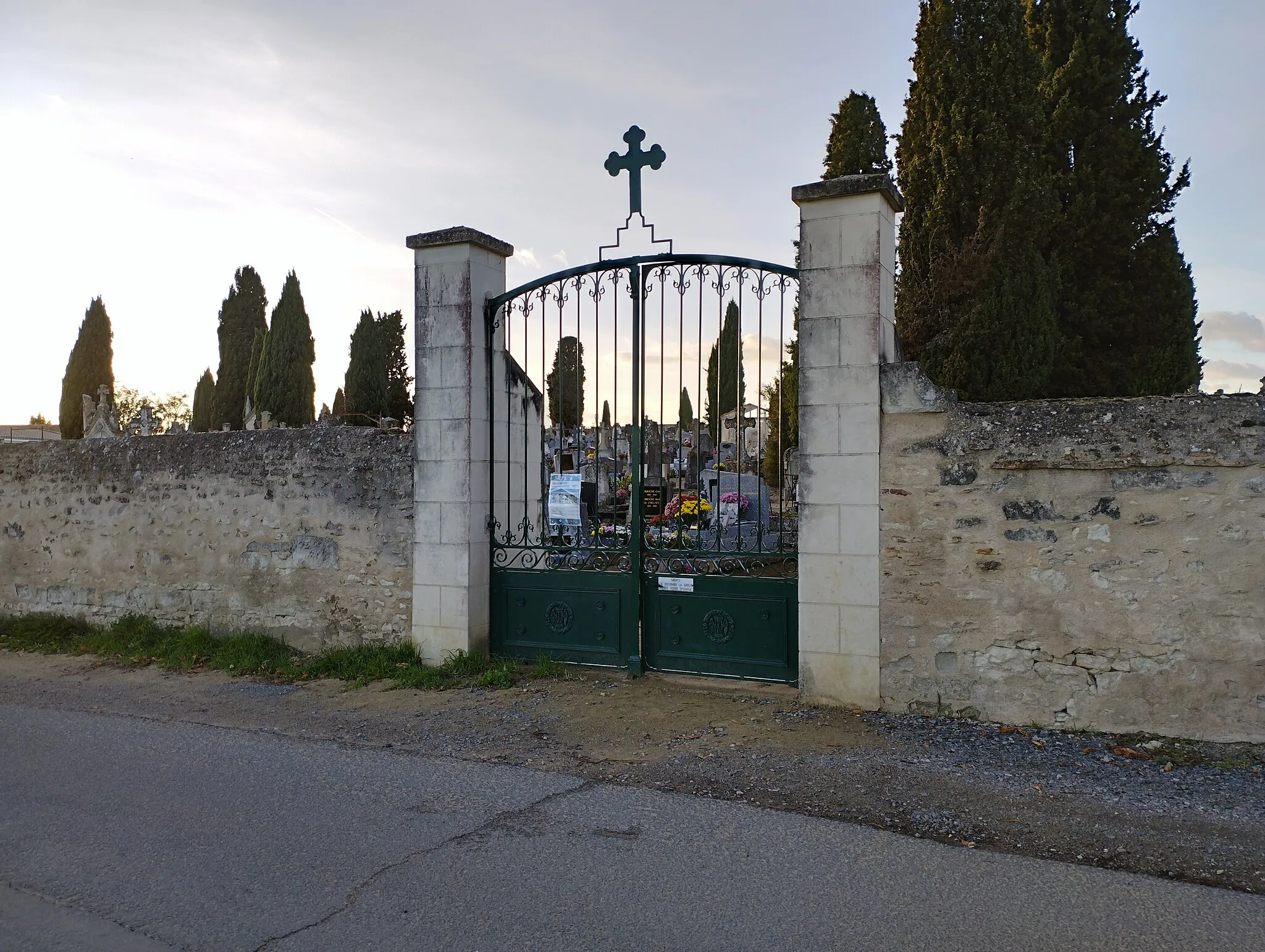 Photo showing: Entrée du Cimetière de Vendeuvre-du-Poitou