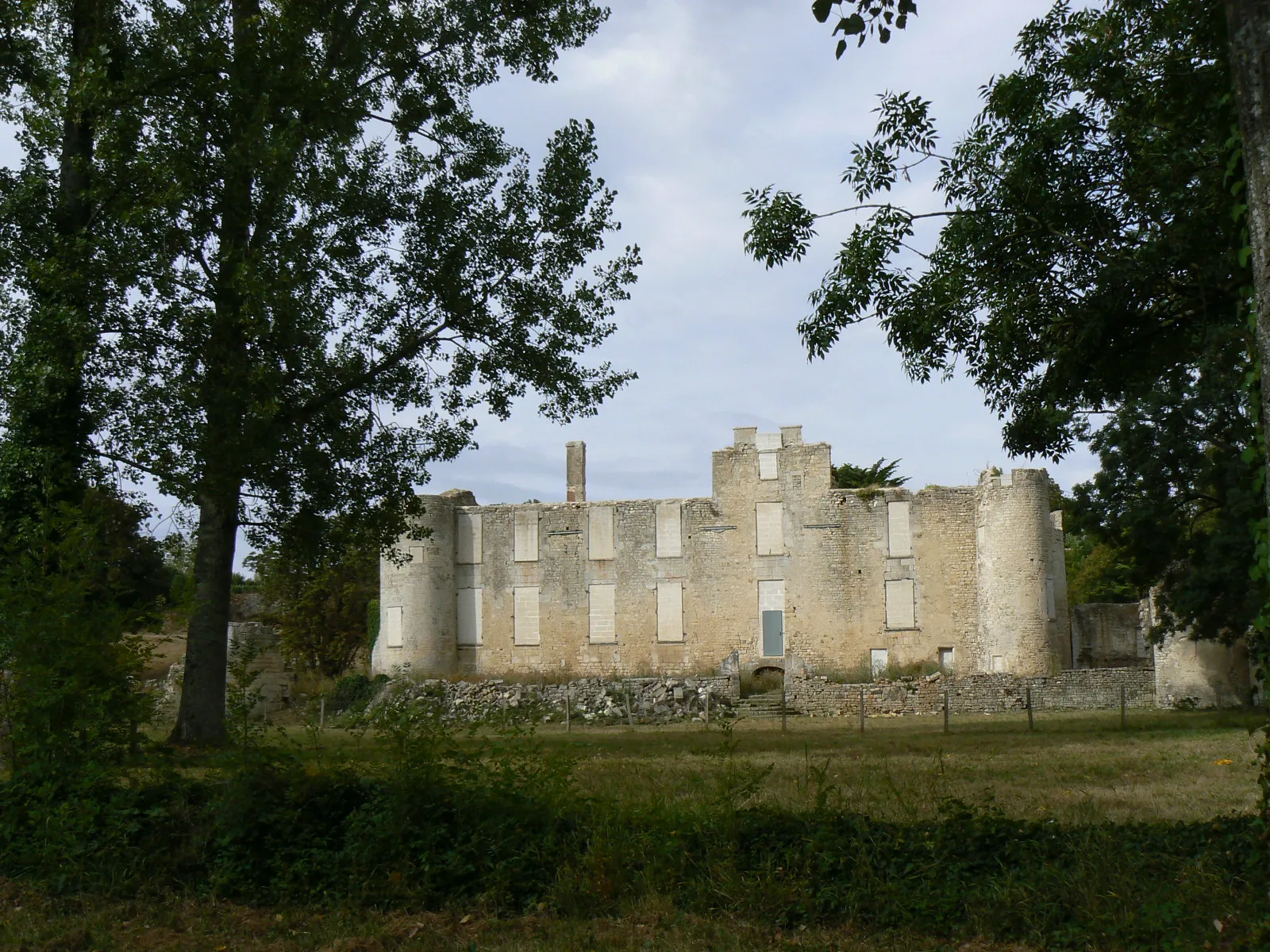 Photo showing: This building is classé au titre des monuments historiques de la France. It is indexed in the base Mérimée, a database of architectural heritage maintained by the French Ministry of Culture, under the reference PA00101227 .