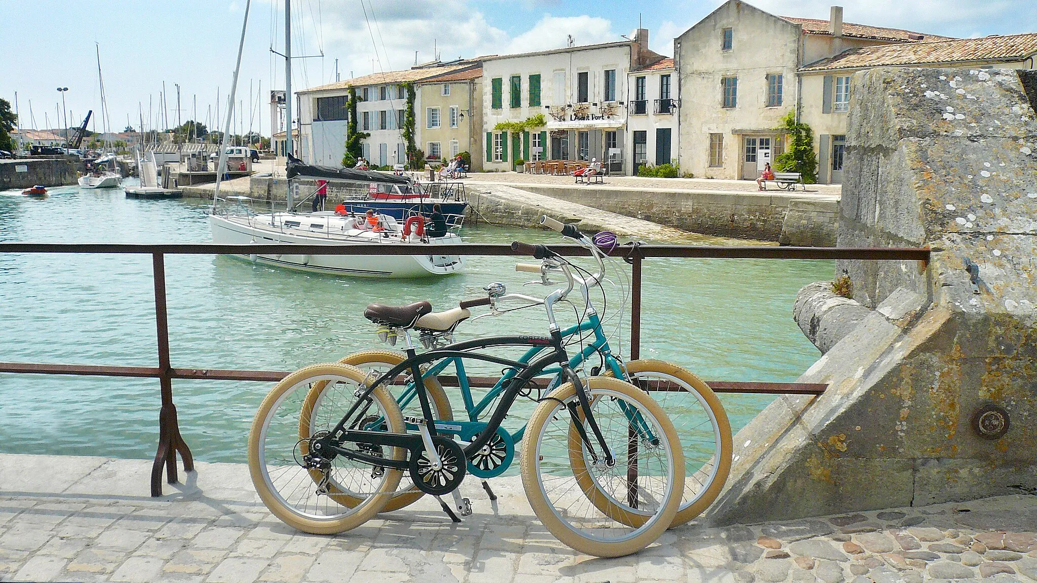 Photo showing: Deux beach-cruisers au port de Saint-Martin-de-Ré.