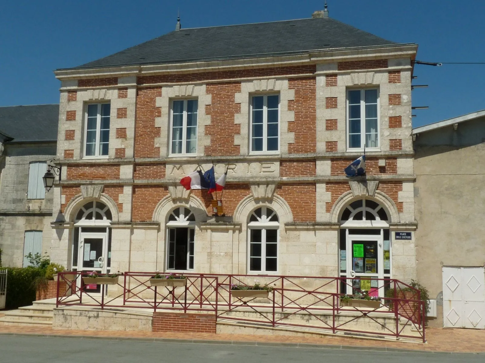 Photo showing: mairie de La Roche-Chalais, Dordogne, France