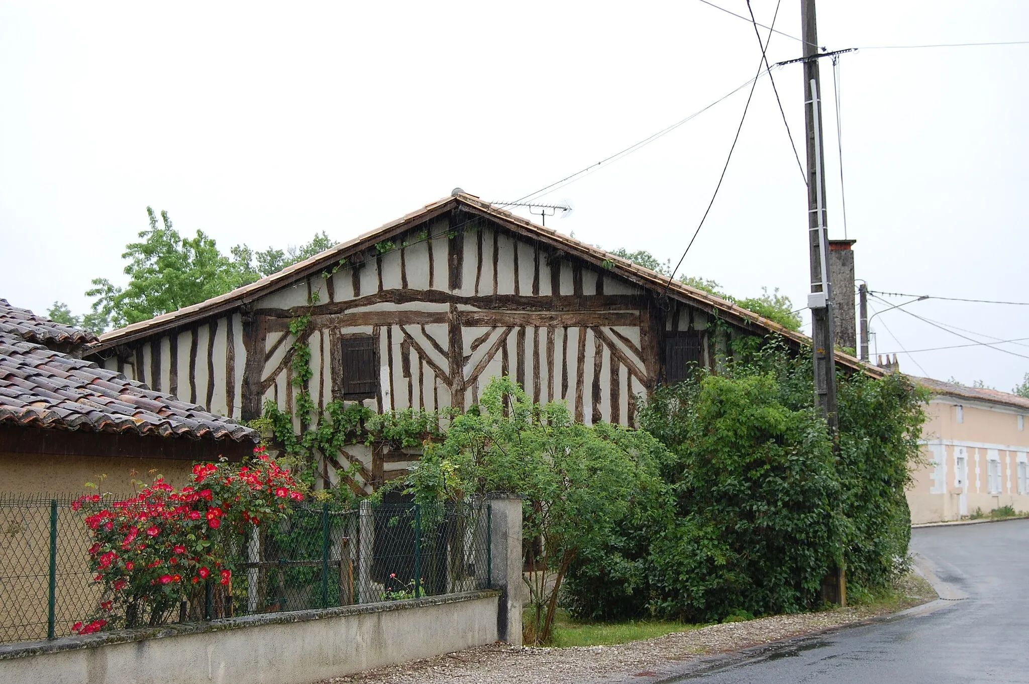 Photo showing: Timber framed house in La Roche-Chalais.