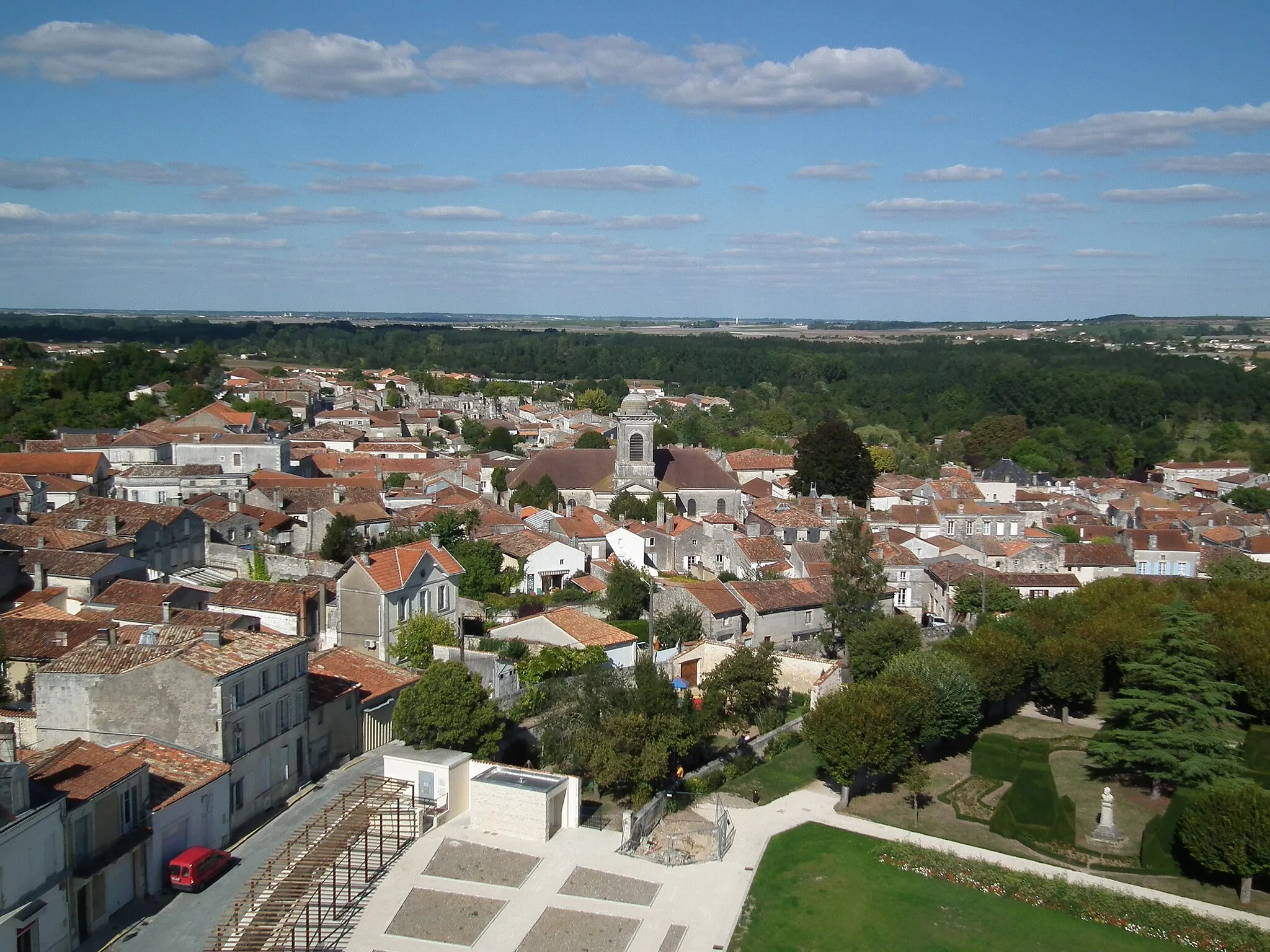 Photo showing: Le centre-ville de Pons vu du donjon