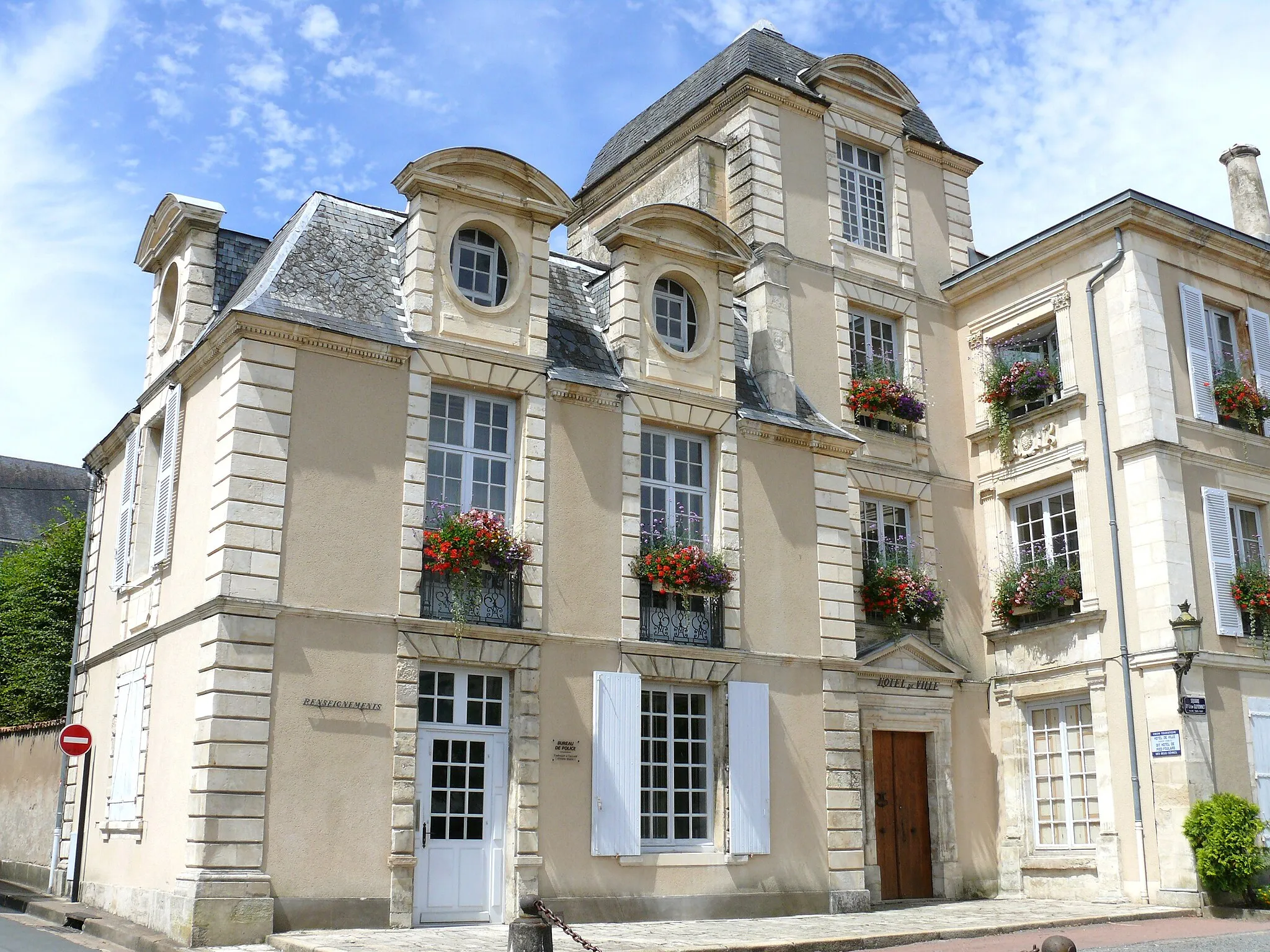 Photo showing: Saint-Maixent-l'Ecole - Hôtel de ville