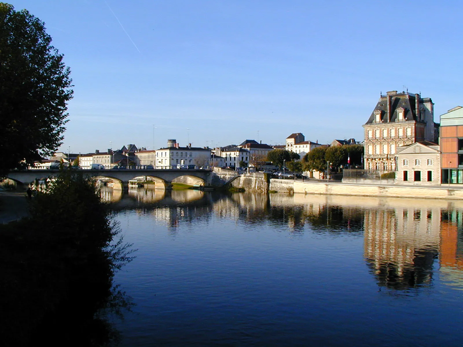 Photo showing: La Charente à Jarnac