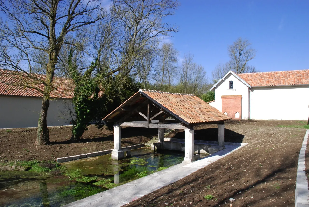 Photo showing: Jarnac-usine de production d'eau