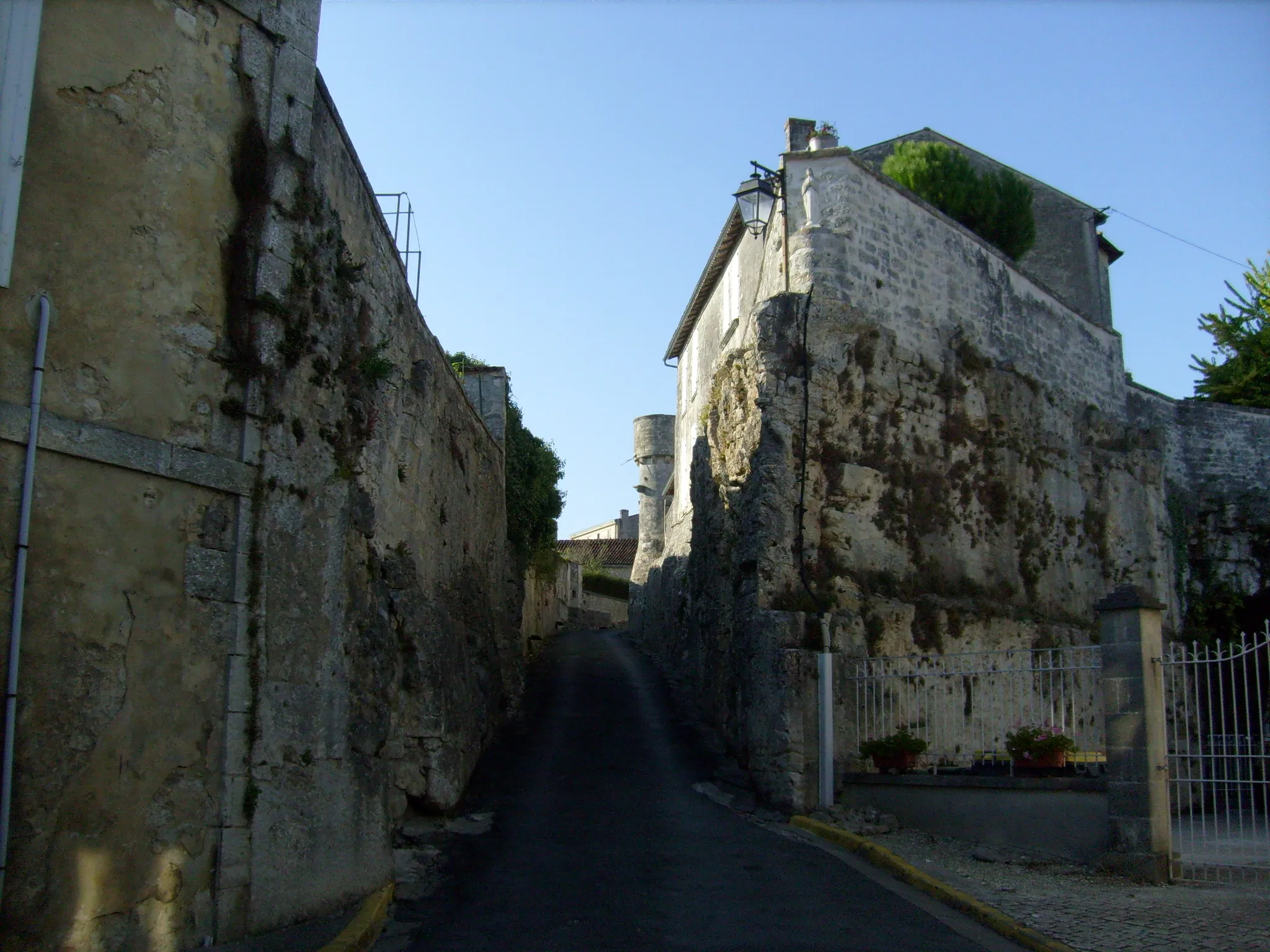 Photo showing: Ruelles