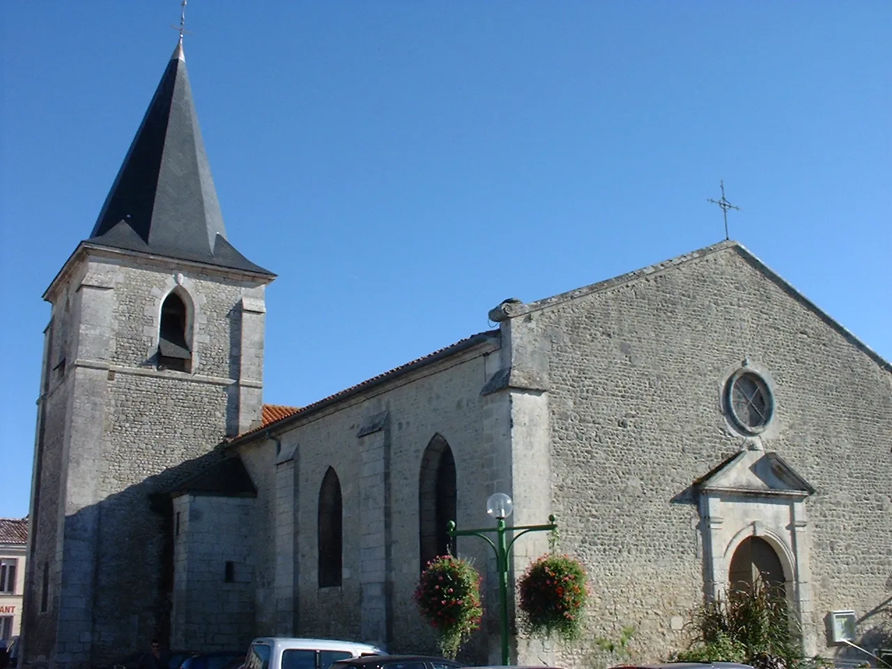 Photo showing: L'église de Saujon
Photo personelle prise le 9 octobre 2004 à 16h30

NaSH 17 oct 2004 Ã  21:33 (CEST)