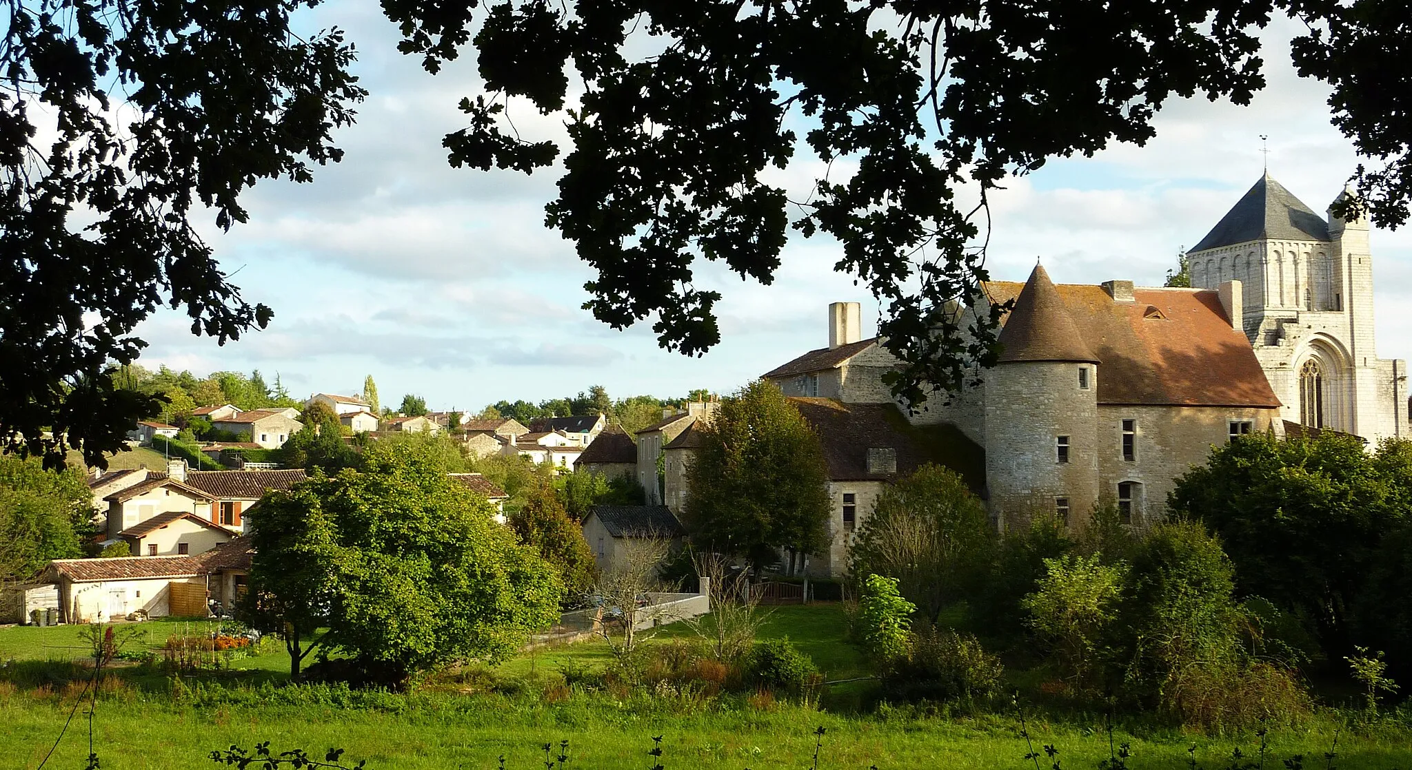 Photo showing: Village and Abbey of Nouaillé-Maupertuis seen from the Garenne woods