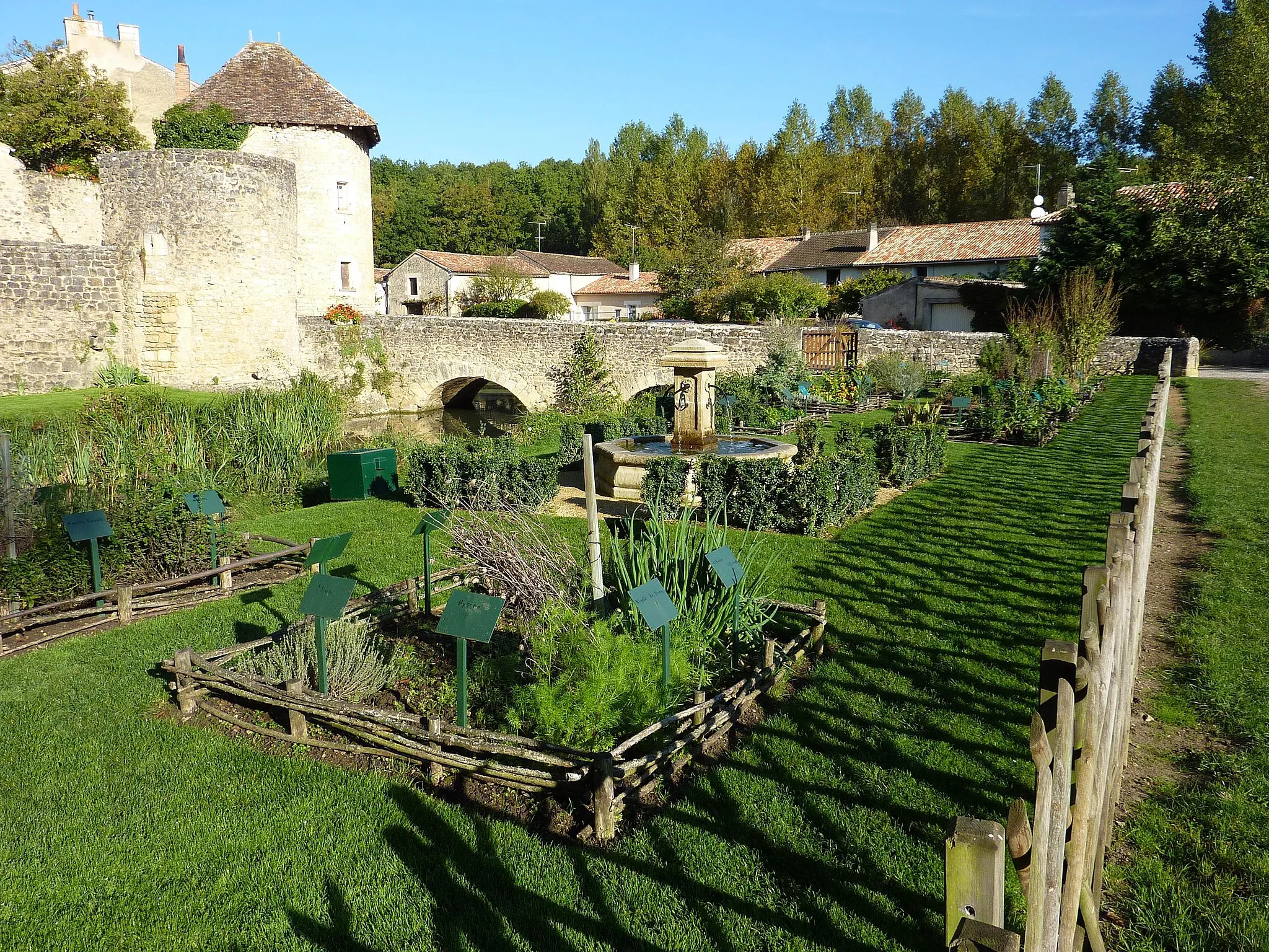 Photo showing: Jardin médiéval de l'abbaye de Nouaillé-Maupertuis (Vienne, France)