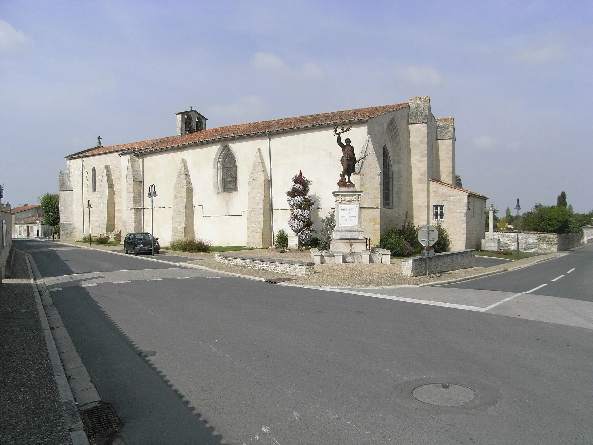 Photo showing: Église et monuments aux morts de Sainte-Soulle en Charente-Maritime (France).