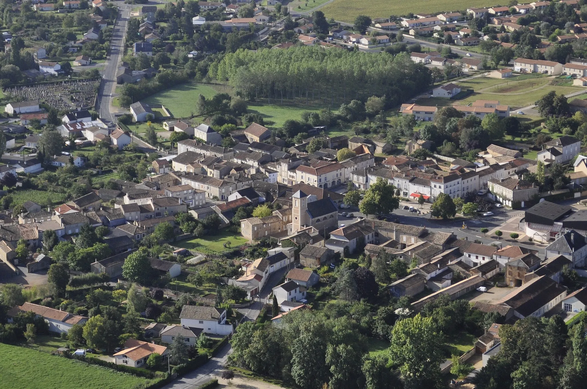 Photo showing: Centre of Lezay from the air