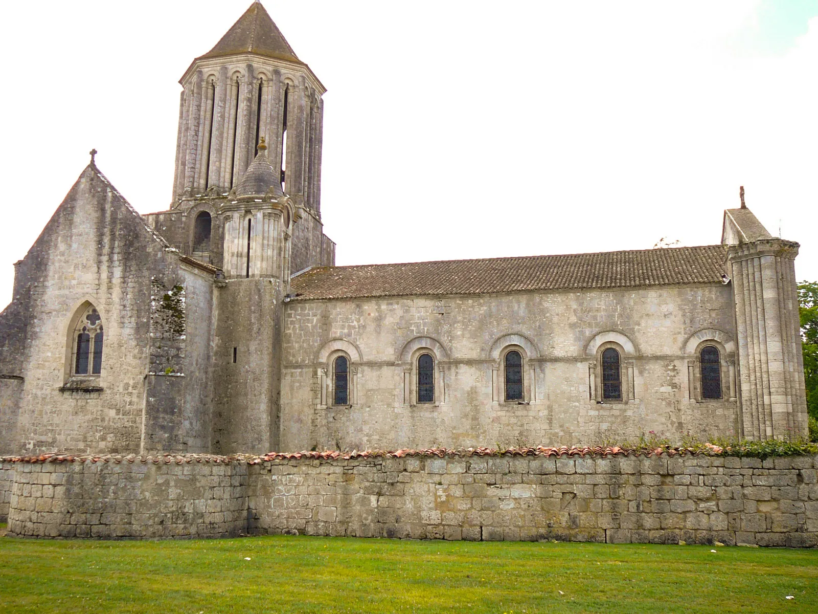 Photo showing: Romanesque church in Surgères. Side. Charente-Maritime (17), Poitou-Charentes, France, Europe.
