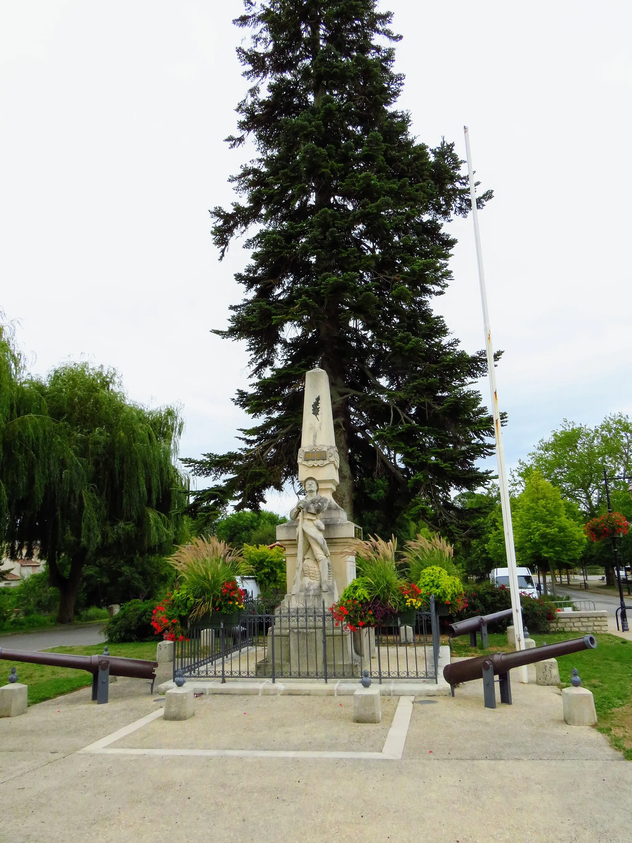 Photo showing: le monument aux morts de Vouillé 86