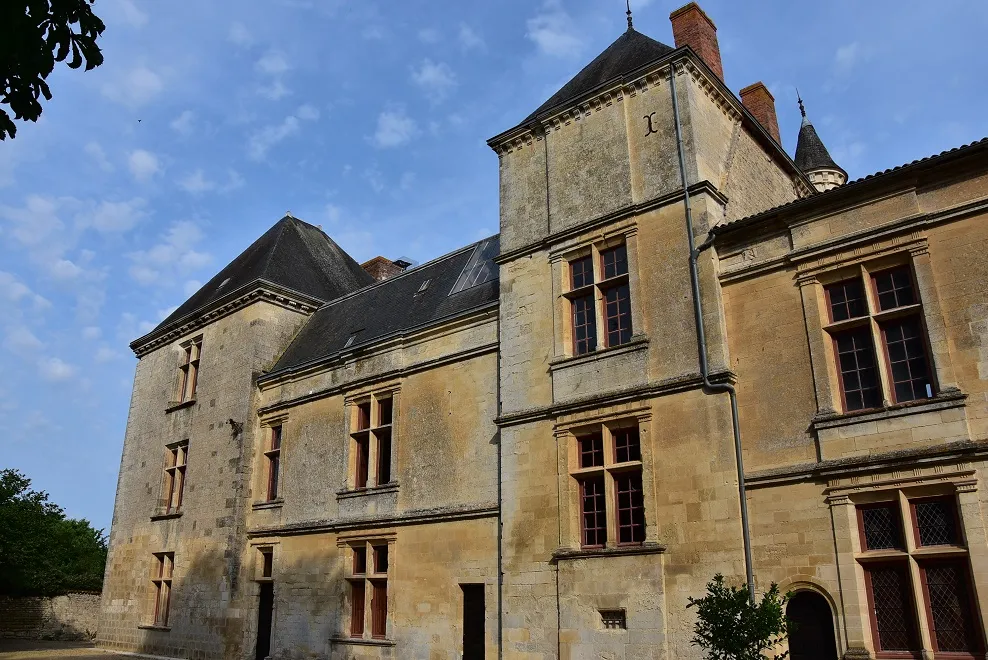 Photo showing: Face arrière côté parc, château Renaissance de Coulonges sur l'Autize (79), daté XVIe s.
Il héberge depuis 1933 les services municipaux et, plus récemment, l'office de tourisme local.