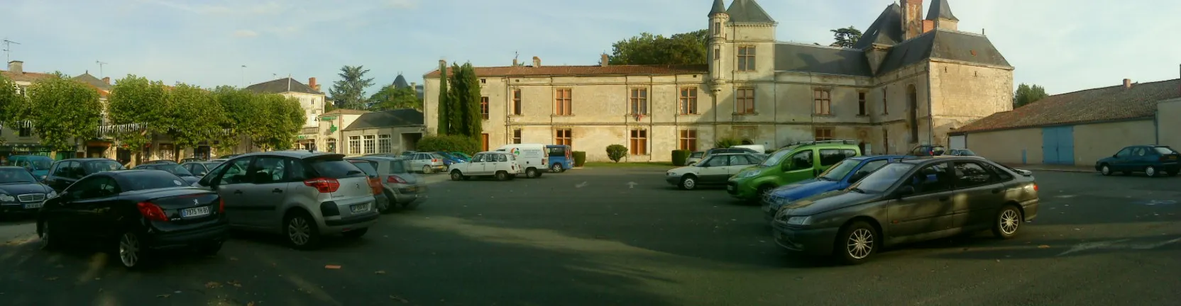 Photo showing: Place du château de Coulonges sur l'Autize, en 2010, où on y voit le château Renaissance construit au XVIème siècle