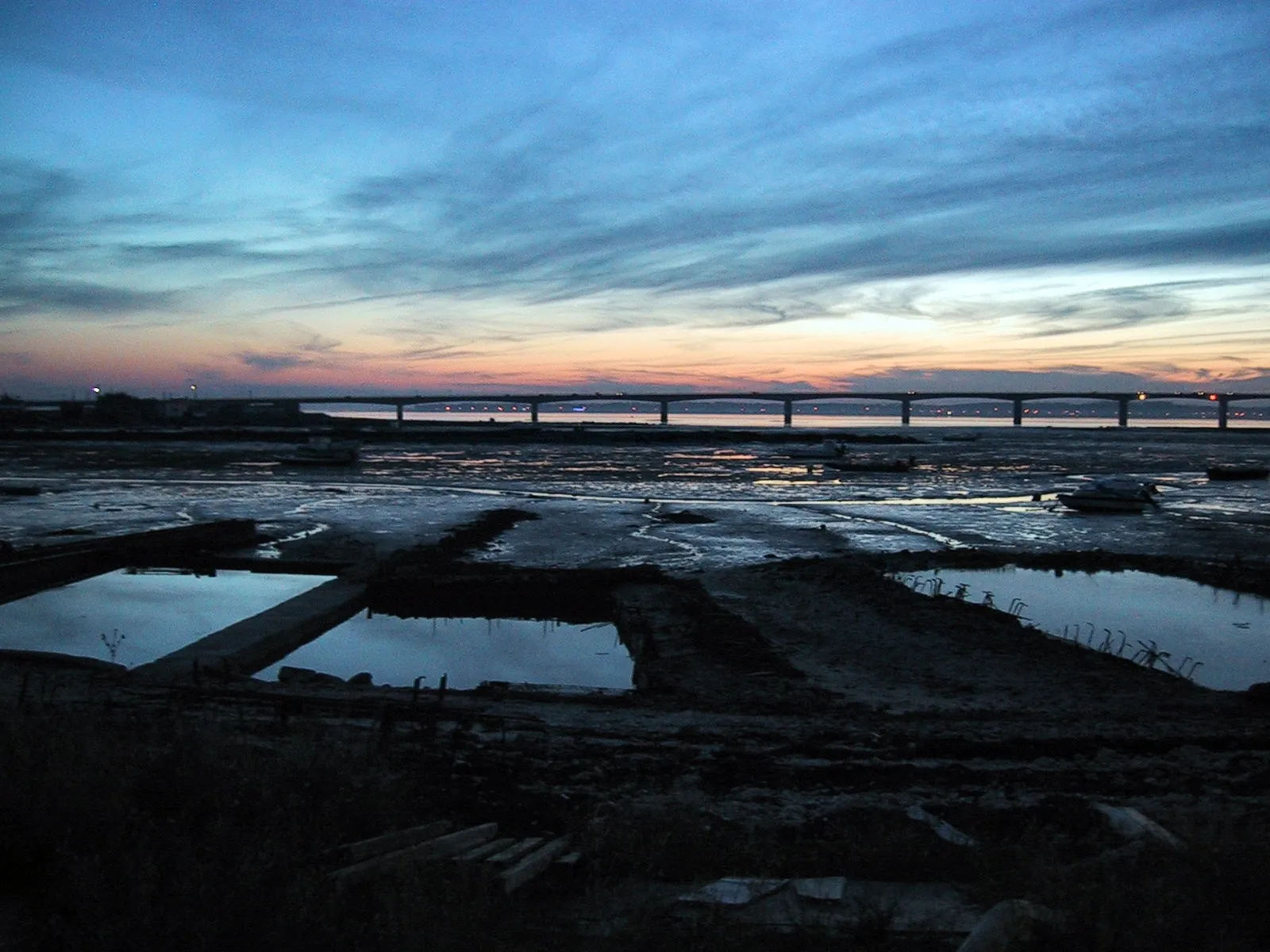 Photo showing: Viaduc de l'Île d'Oléron & Marshes, oyster culture at sunset. Bourcefranc-le-Chapus, Charente-Maritime (17), France