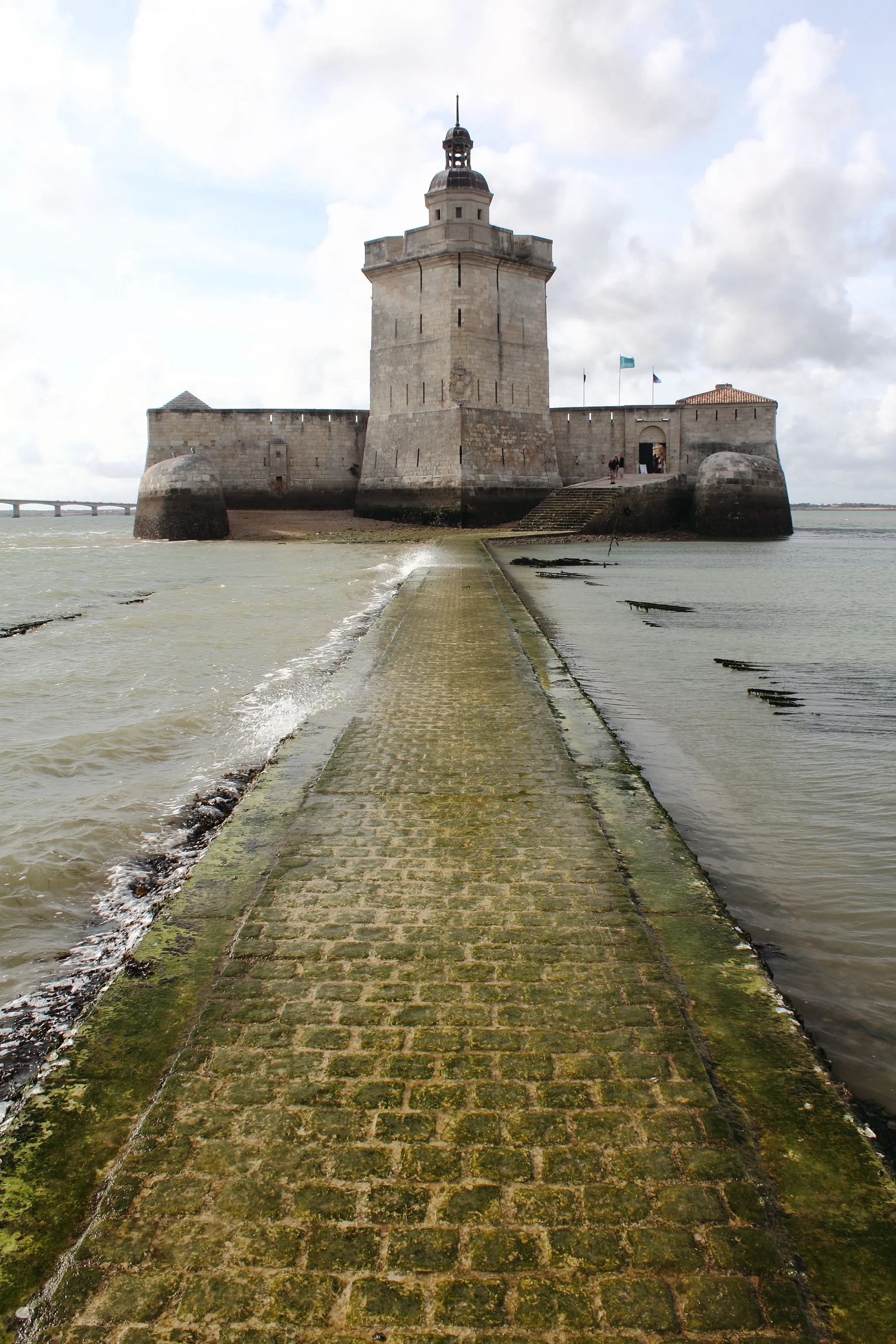 Photo showing: Photo du Fort Louvois avec en premier plan le chemin d’accès à pied juste après avoir été découvert par la marée descendante.