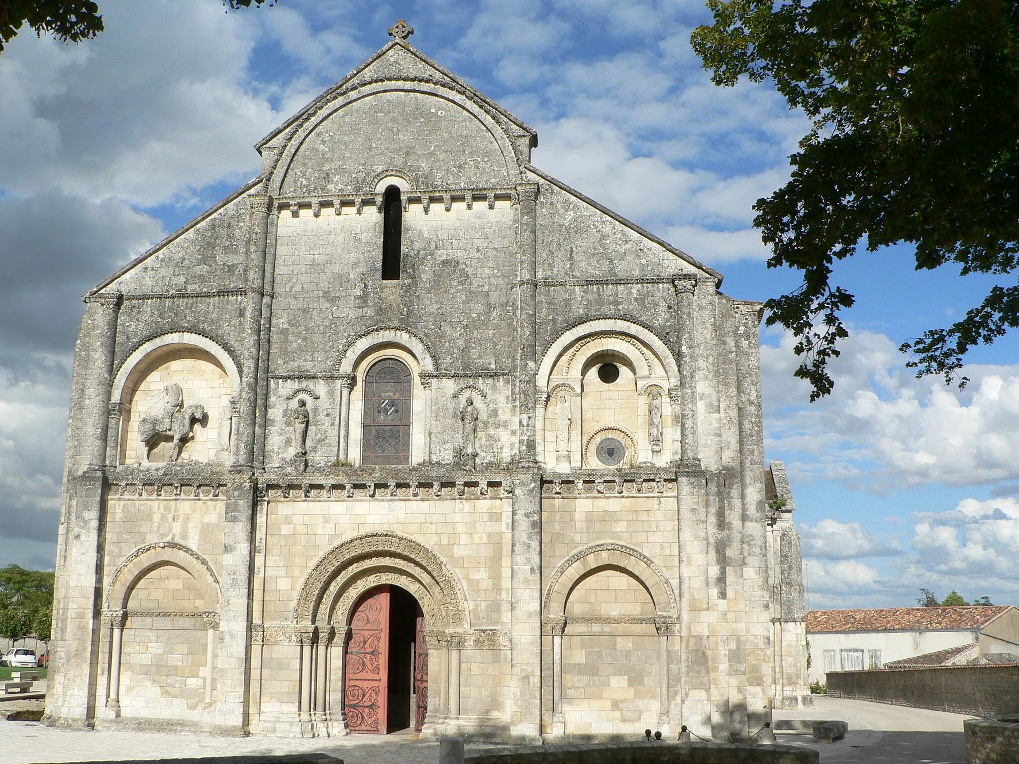 Photo showing: fronton de l'église de Châteauneuf-sur-Charente
