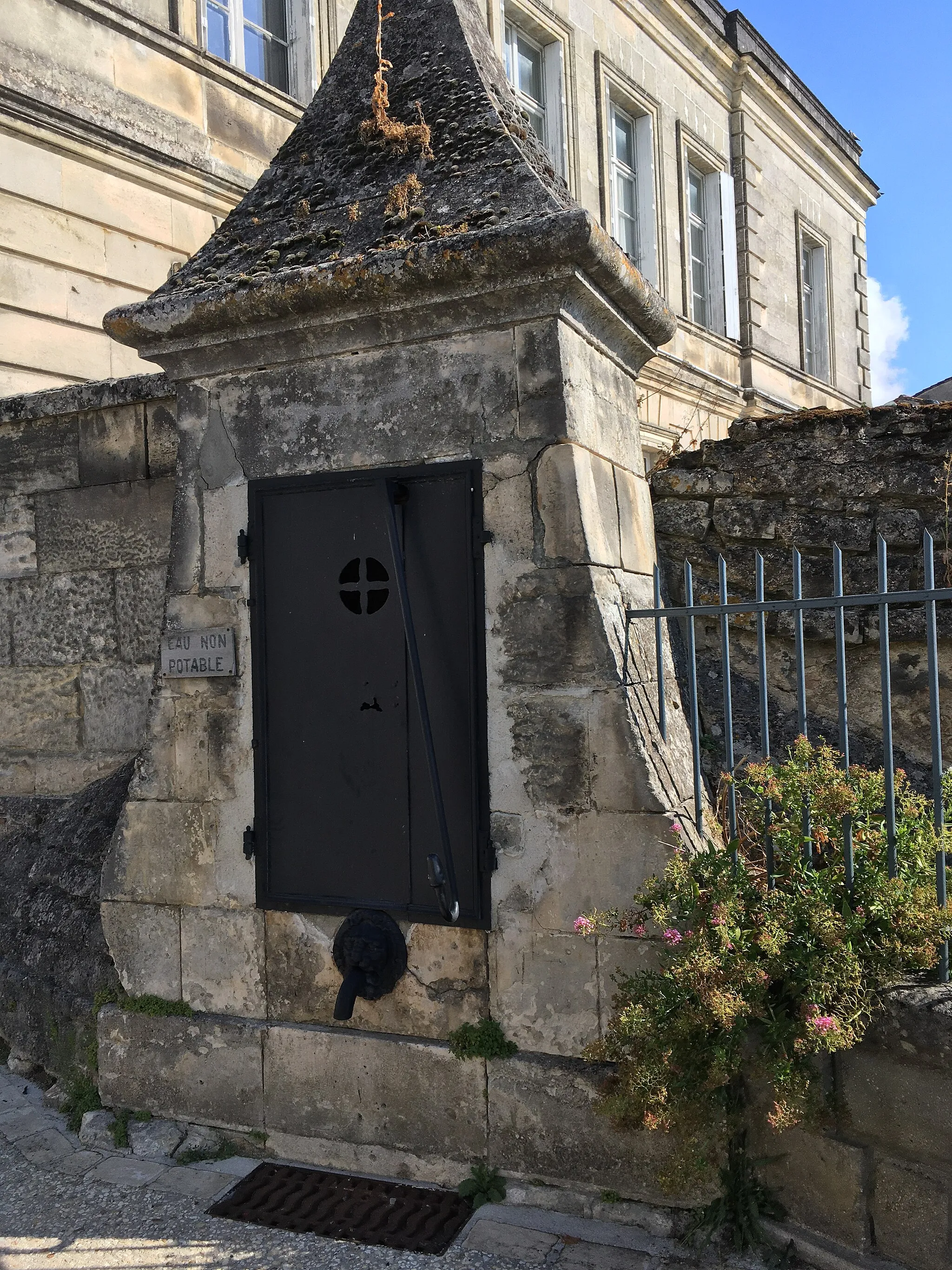 Photo showing: Water well near Sainte-Marthe school