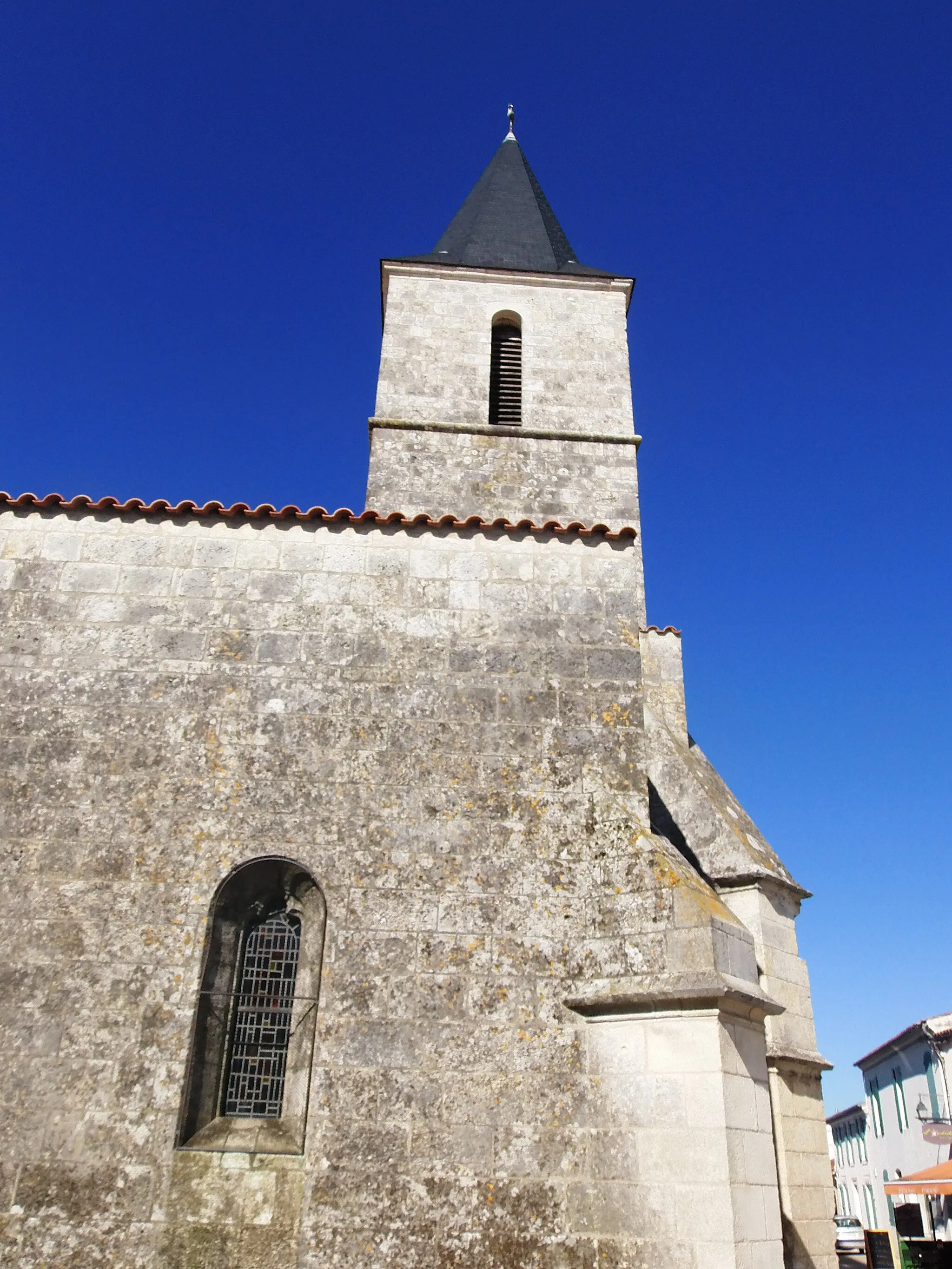 Photo showing: Église Saint-André de Dolus-d'Oléron (île d'Oléron, Charente-Maritime, France), édifiée au XIVe siècle, détruite et reconstruite au XVIIIe. Clocher de 1713. Voir aussi autre cliché.
