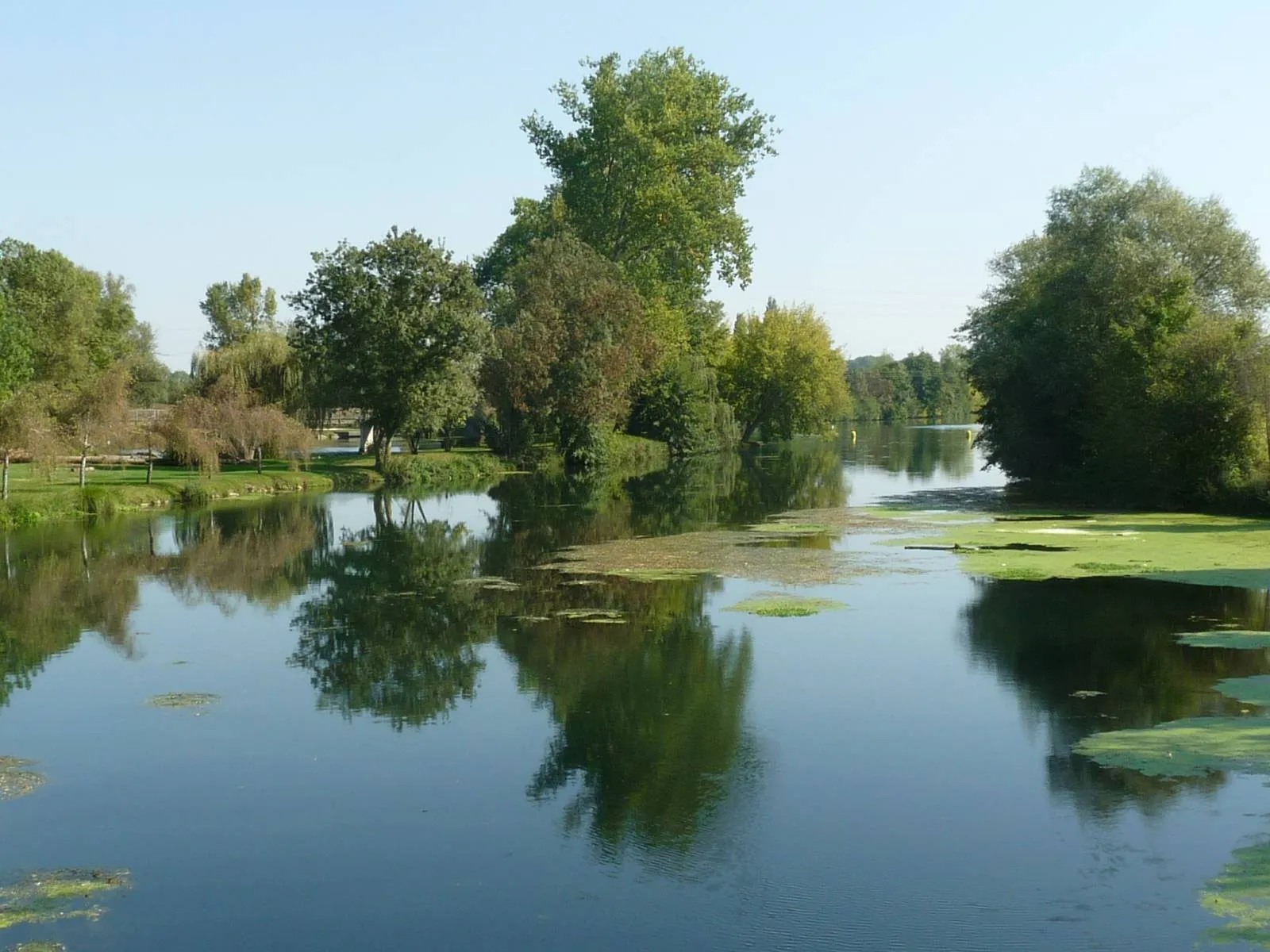 Photo showing: la Charente vue vers l'amont au moulin de Fleurac, Nersac (16), France
