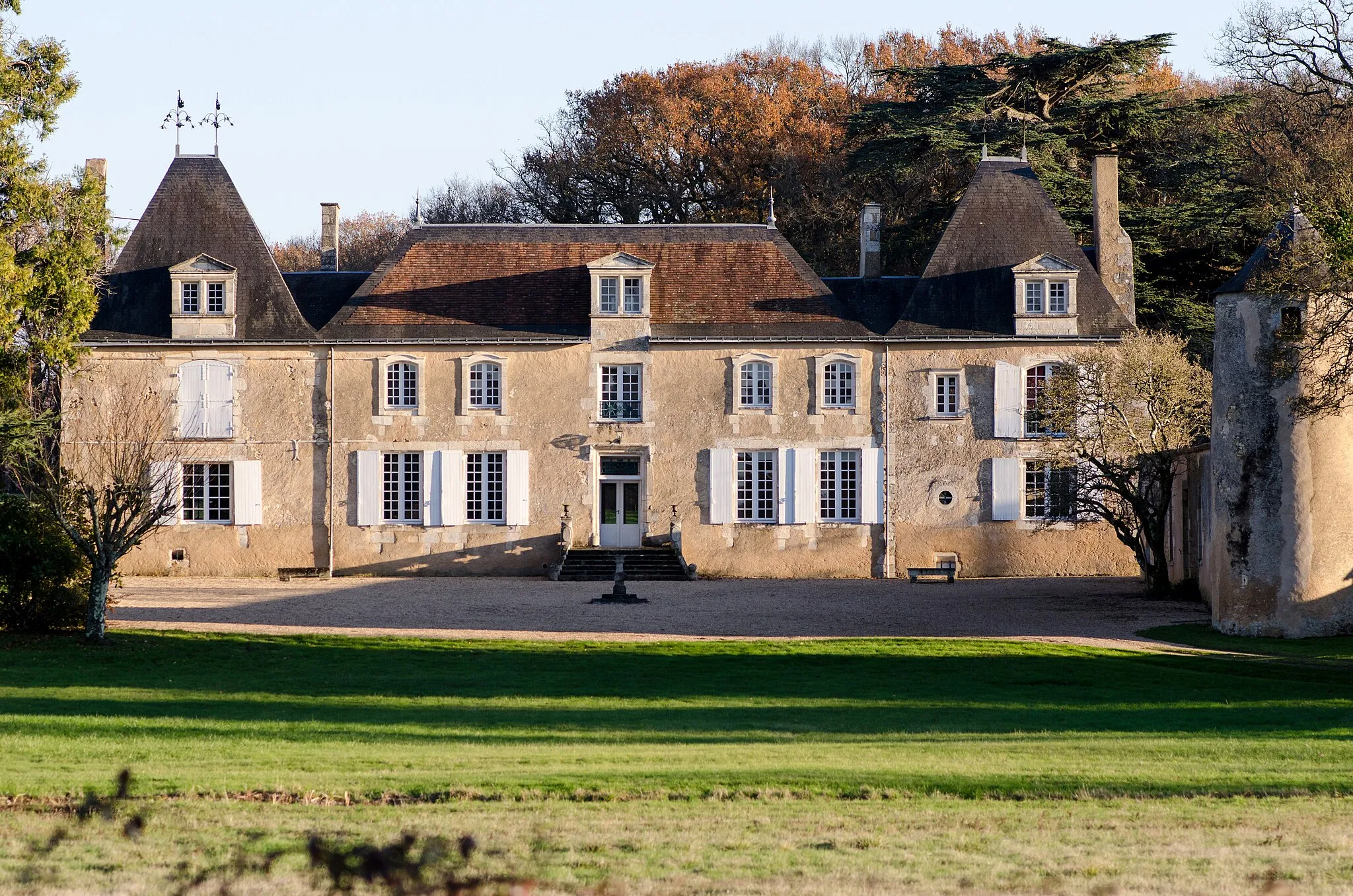 Photo showing: La façade du château de la Cigogne de Mignaloux-Beauvoir.