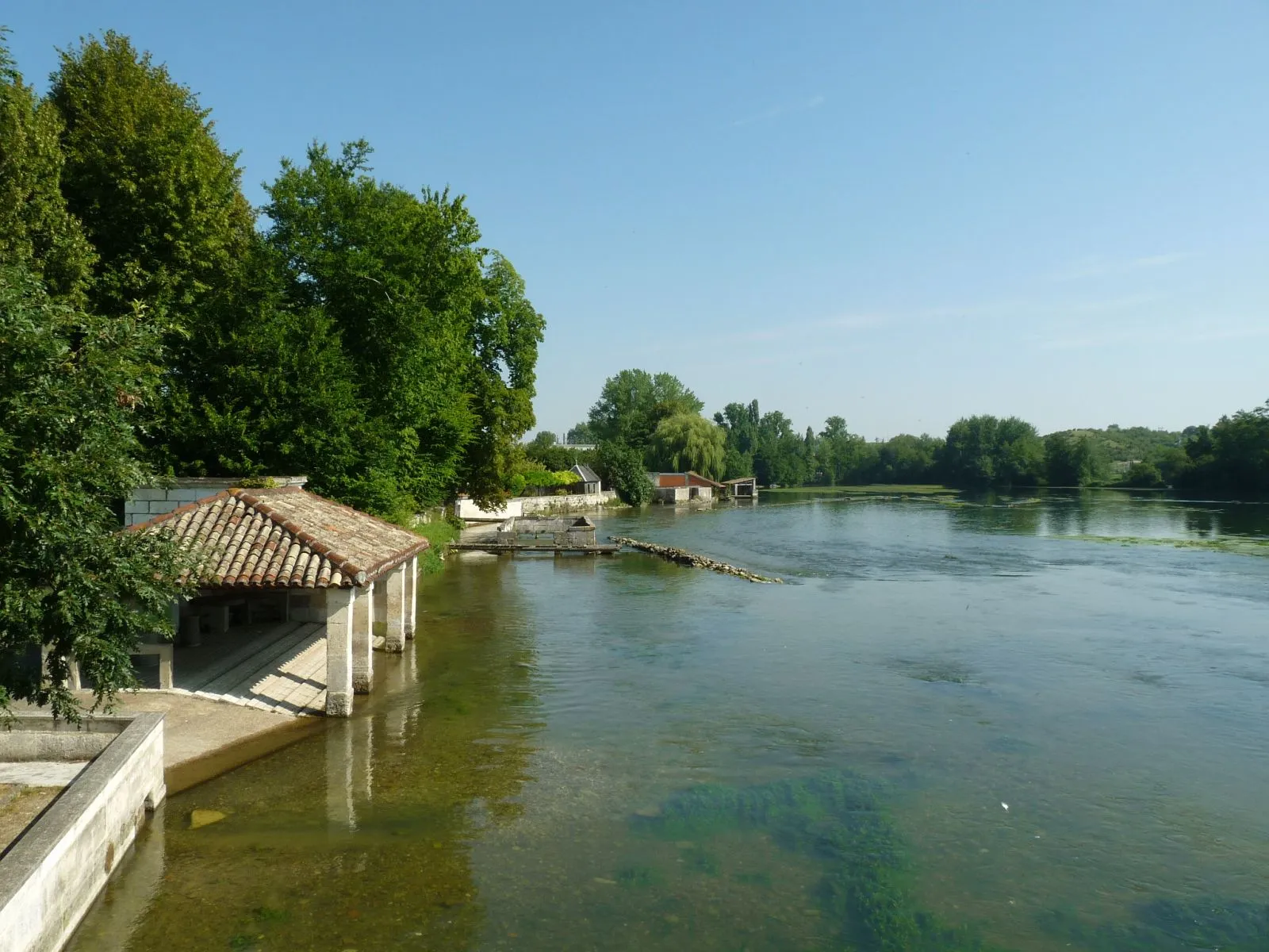 Photo showing: La Touvre vue du pont de Magnac (16), France.