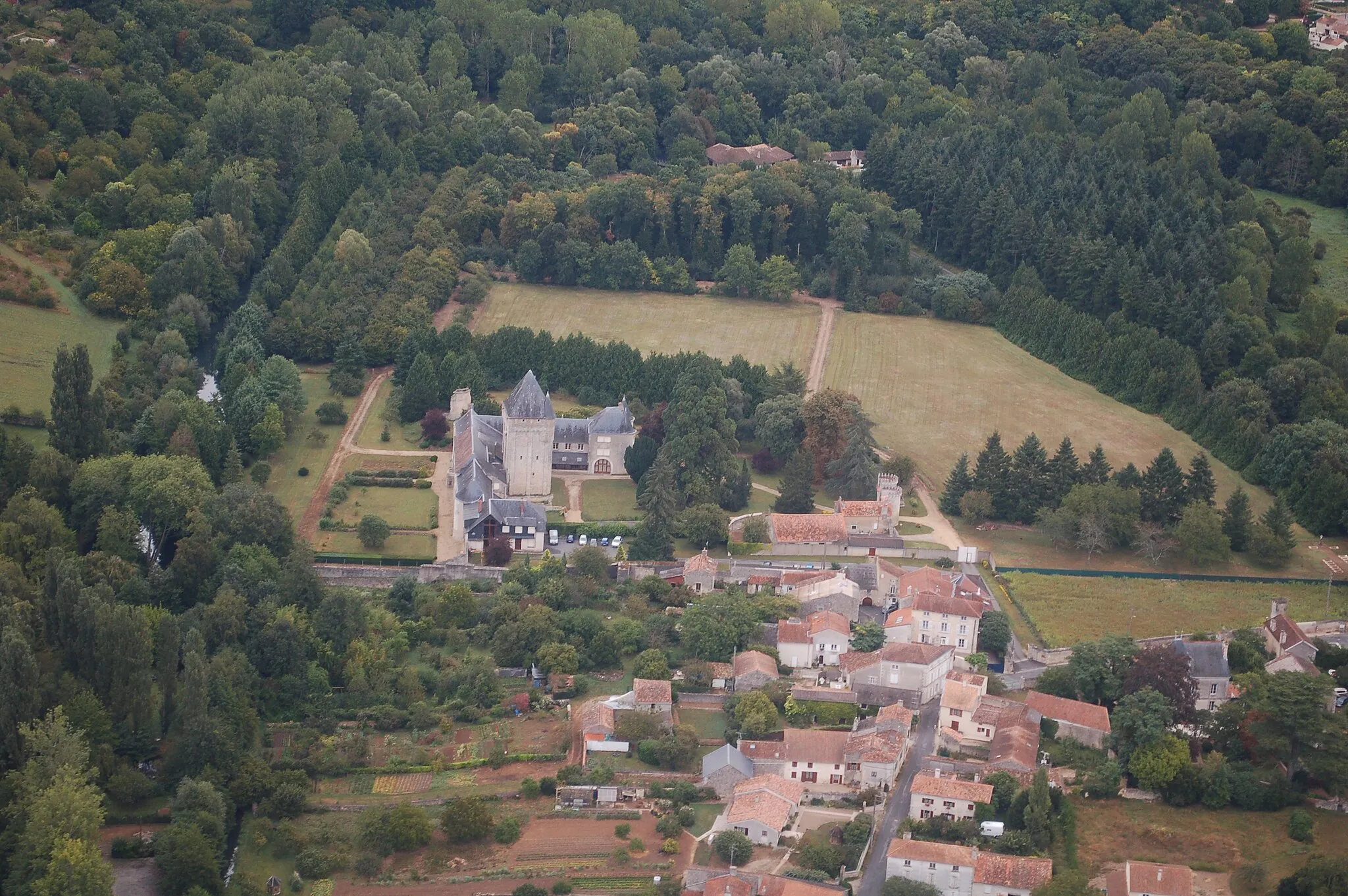 Photo showing: This building is indexed in the base Mérimée, a database of architectural heritage maintained by the French Ministry of Culture, under the reference PA00105530 .