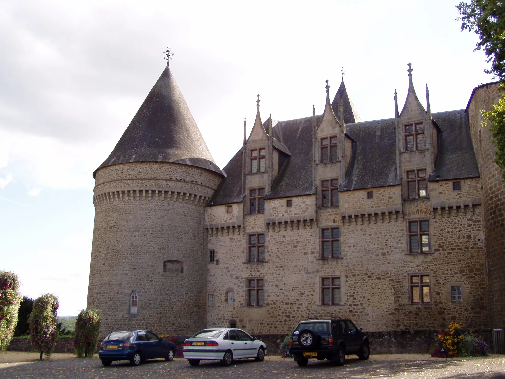 Photo showing: photographie du Château de fr:Rochechouart en fr:Haute-Vienne, prise par Accrochoc le 30 août fr:2006