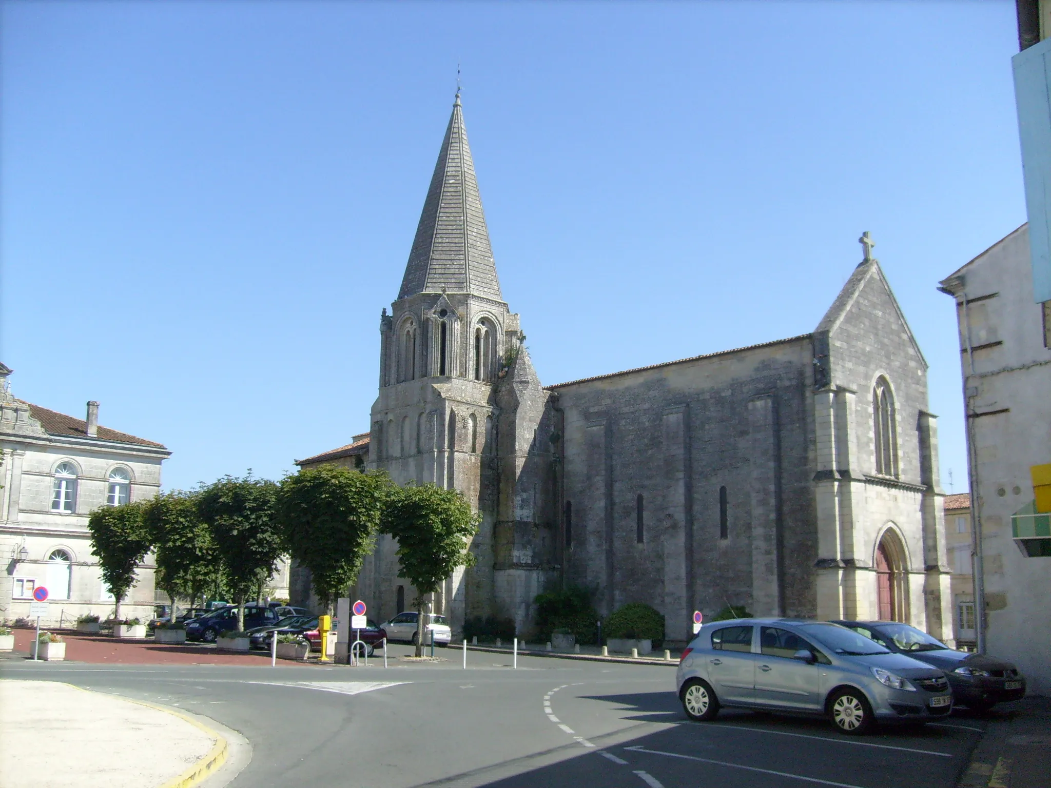 Photo showing: L'église Saint-Pierre de Gémozacavec la place et la mairie.