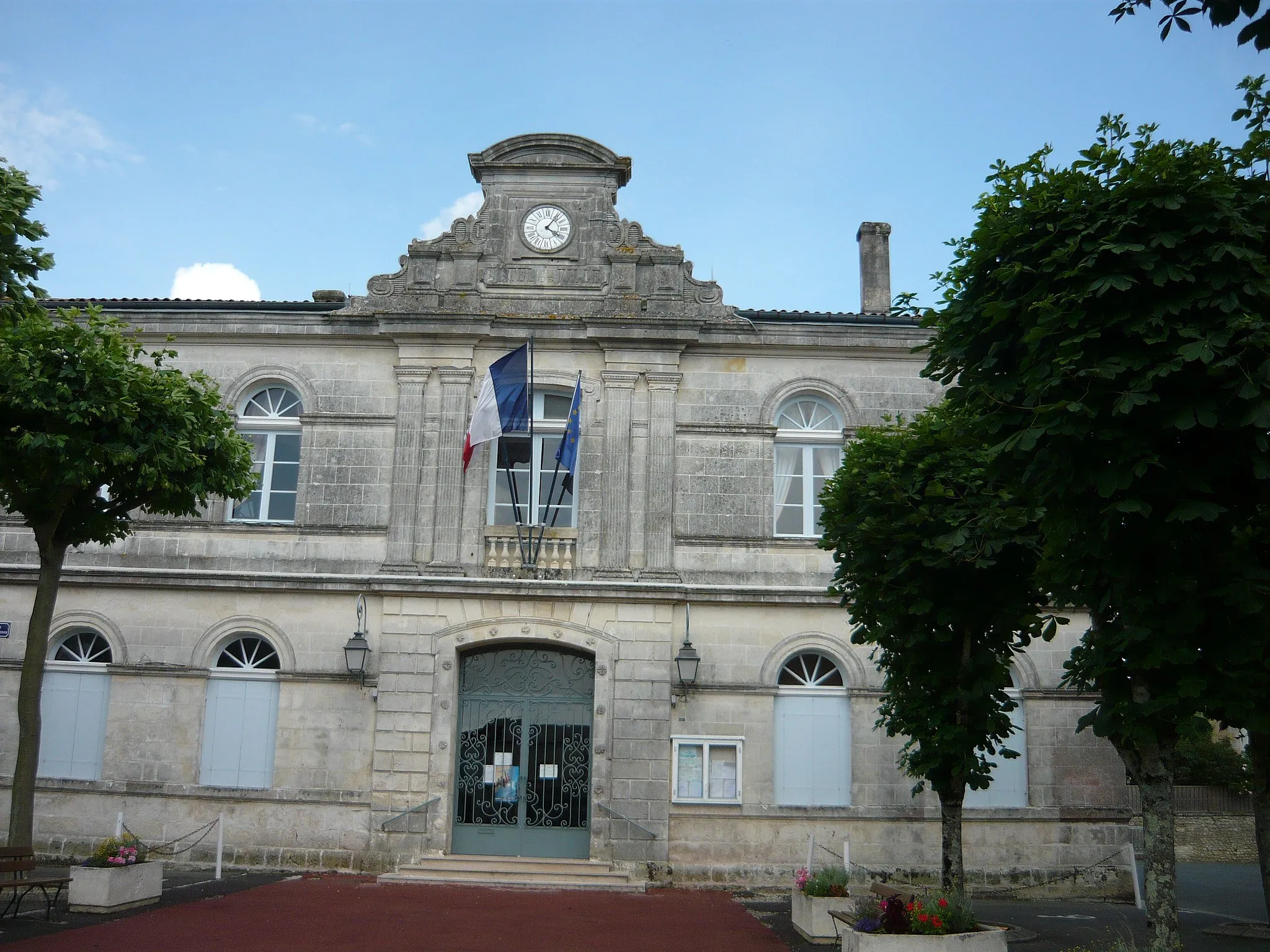 Photo showing: Vue générale de l'Hôtel-de-ville de Gémozac (17).