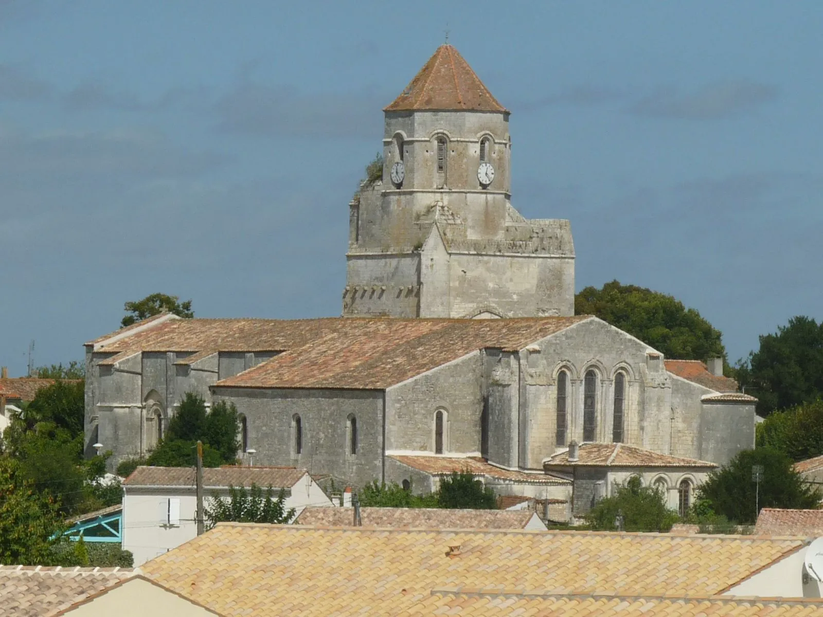 Photo showing: église de Cozes (17), France Le chevet plat est percé d'un triplet de hautes et minces fenêtres qui sont en plein-cintre