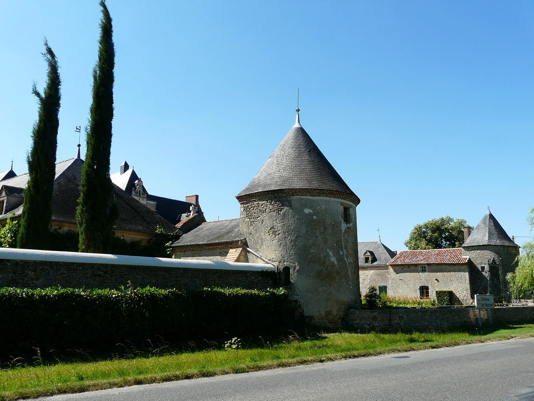 Photo showing: Les deux tours qui flanquent l'entrée du château de Maurivet, Oroux, Deux-Sèvres, France