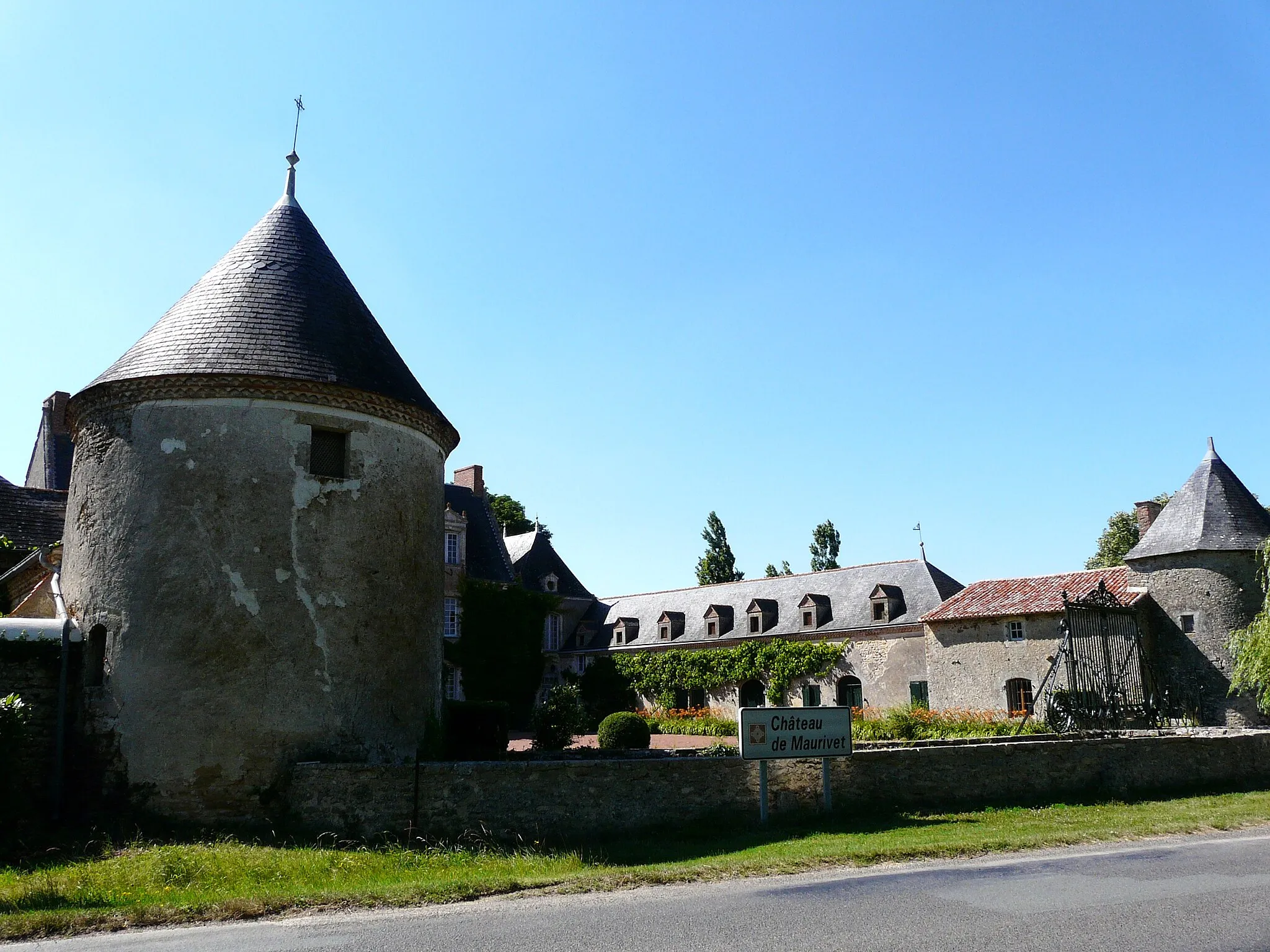 Photo showing: Le château de Maurivet, Oroux, Deux-Sèvres, France