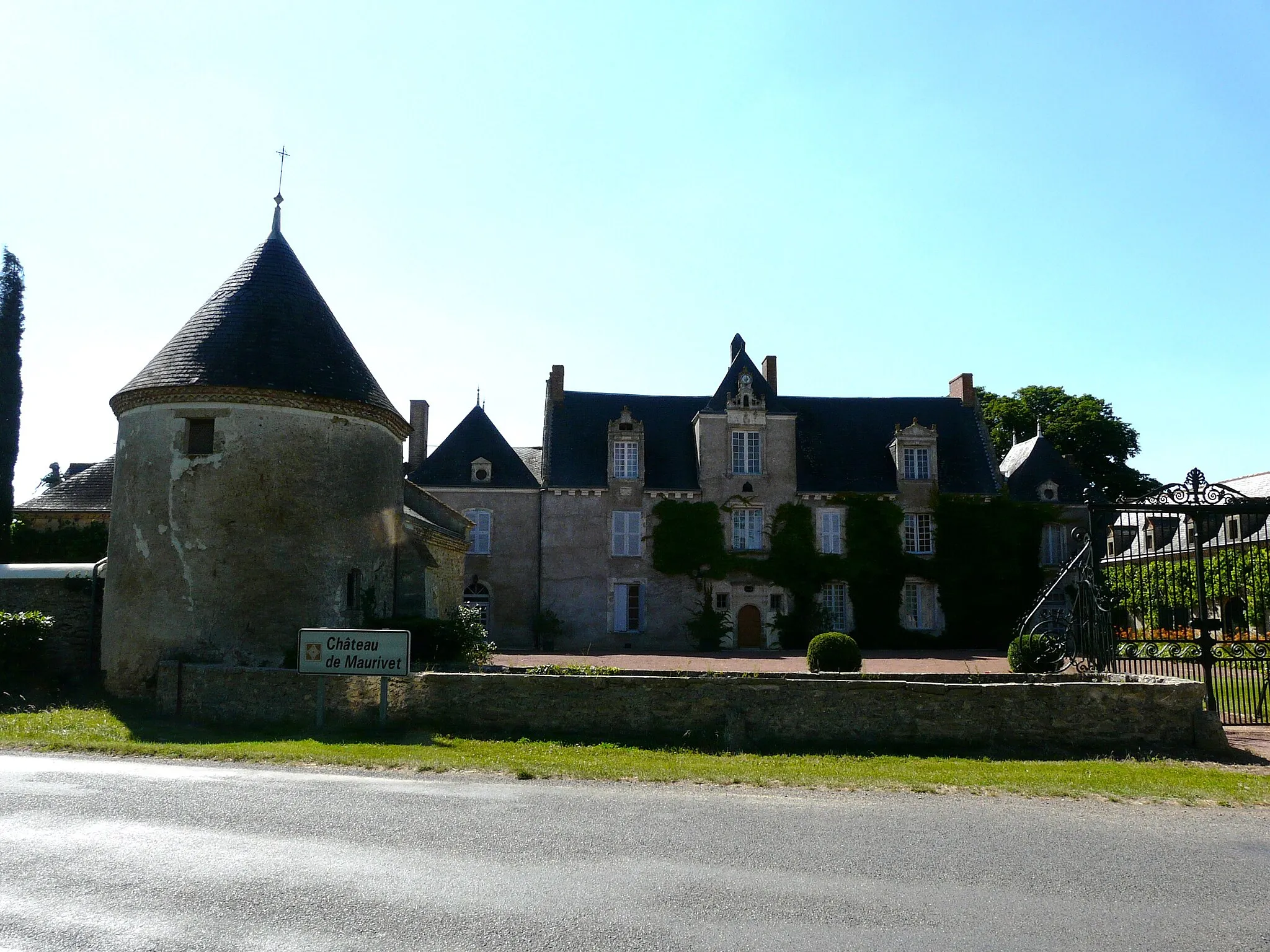 Photo showing: Le château de Maurivet, Oroux, Deux-Sèvres, France