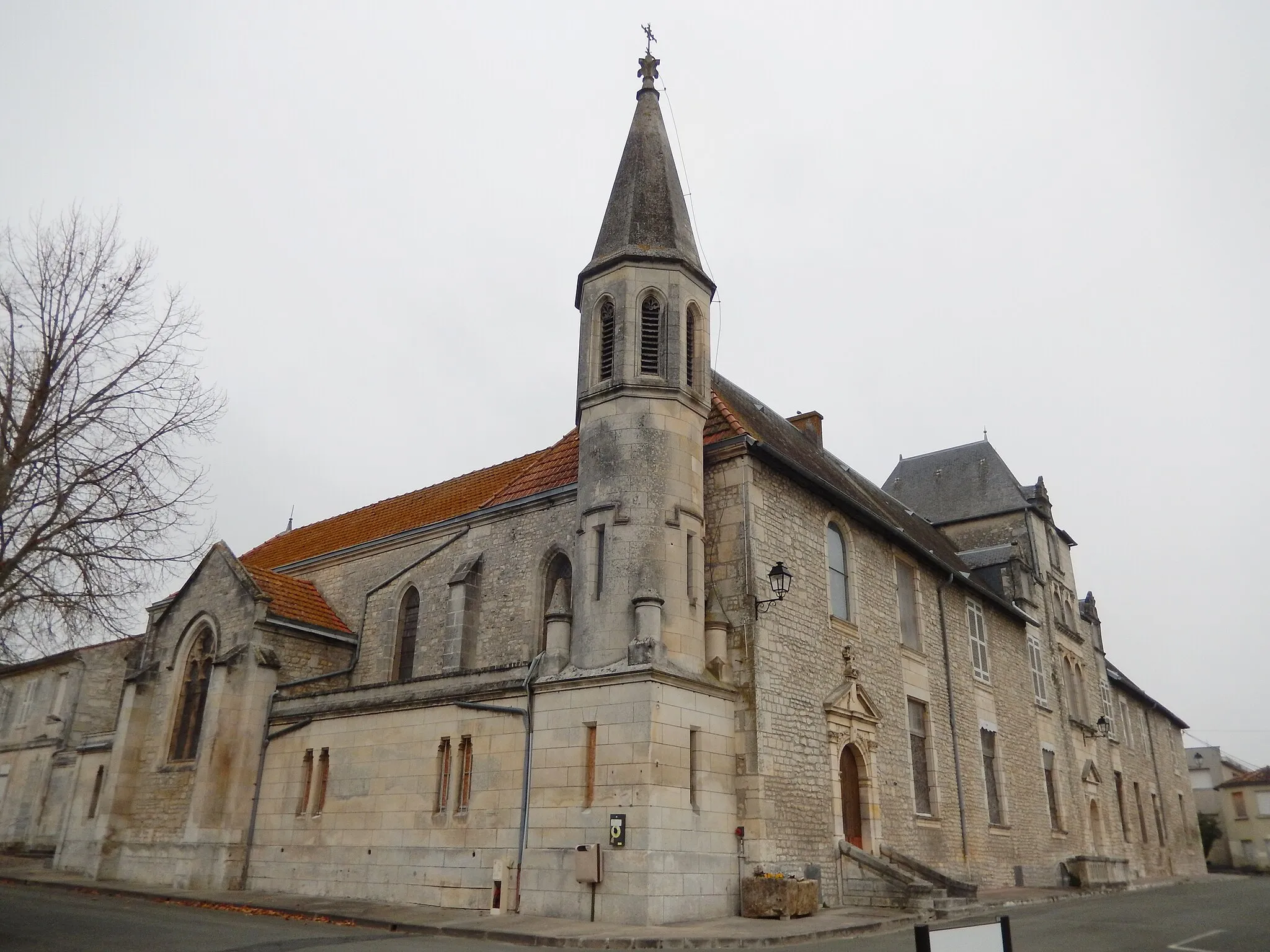 Photo showing: Le lieu de culte de l'ancien hôpital de Saintes, appelé Église Saint-Louis, dans le prolongement du Logis du Gouverneur.
