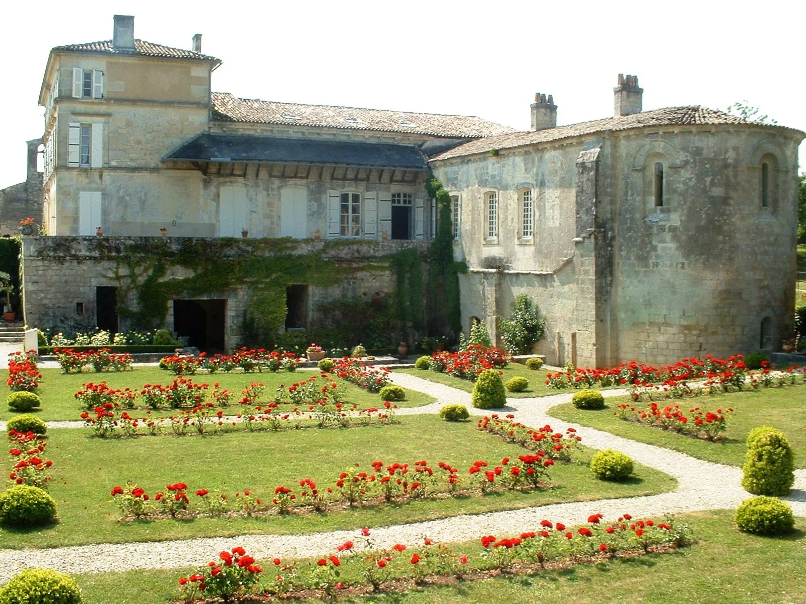 Photo showing: The superposed chapels and the formal garden at the Abbey of Fontdouce, near Saintes in Charente-Maritime (France)